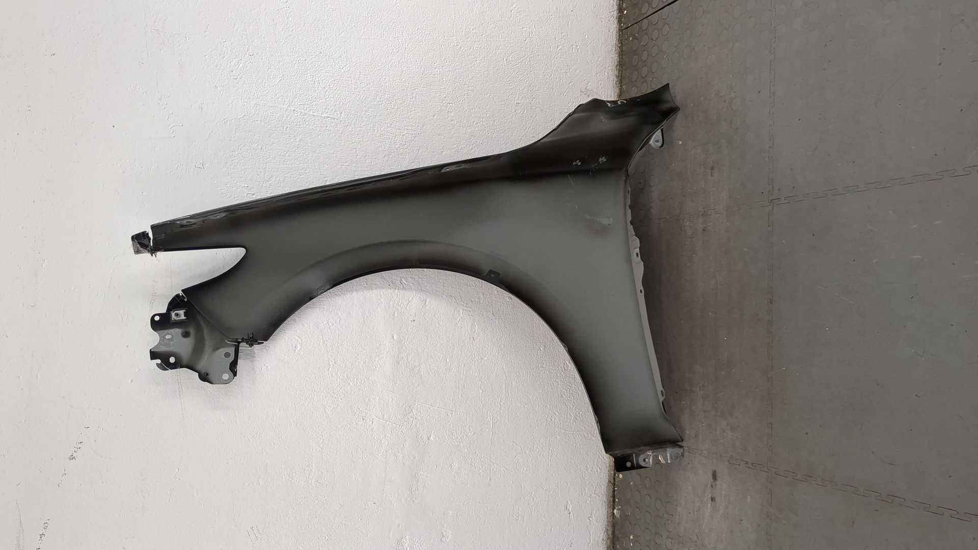 Крыло переднее правое