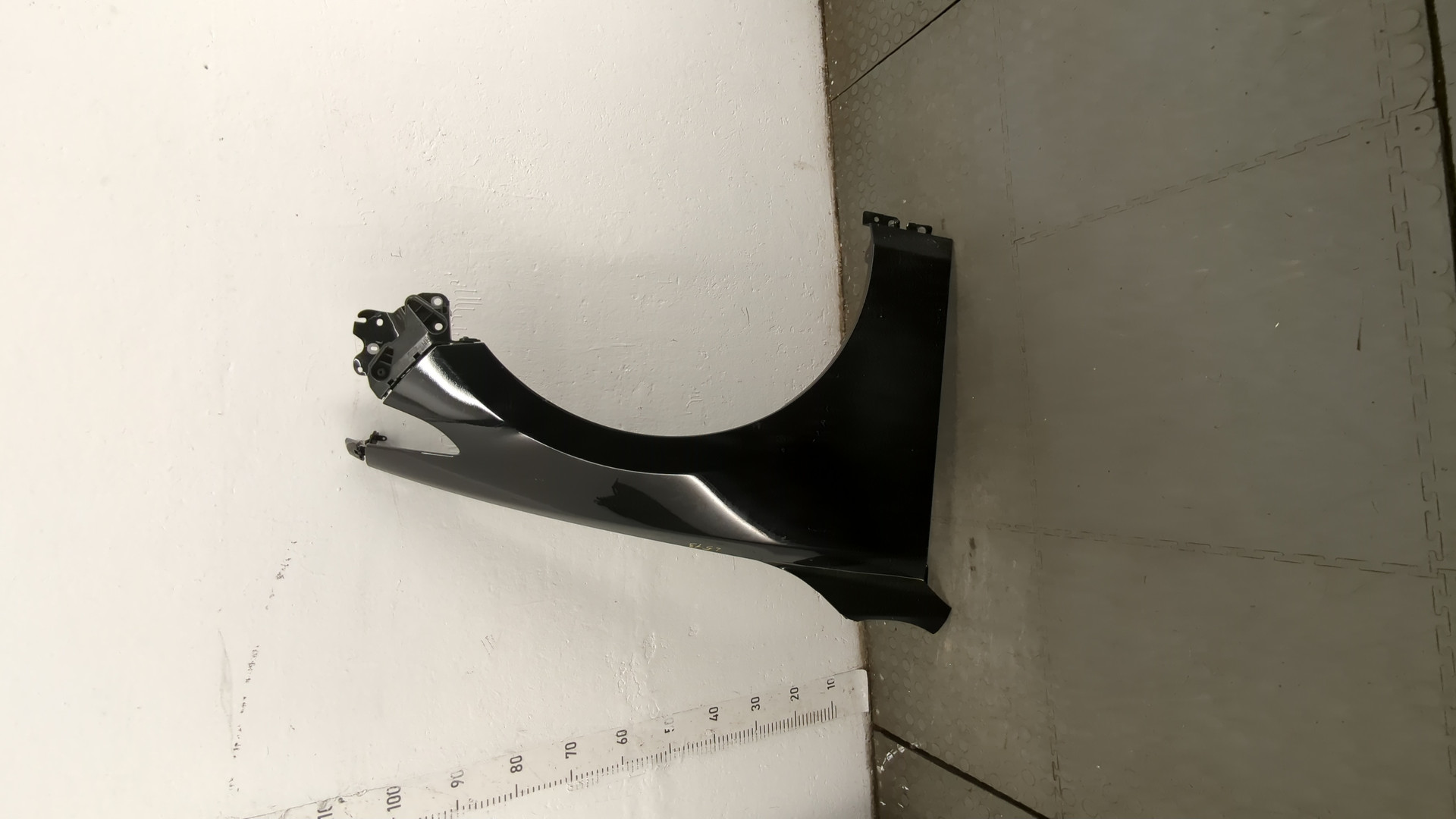 Крыло переднее правое