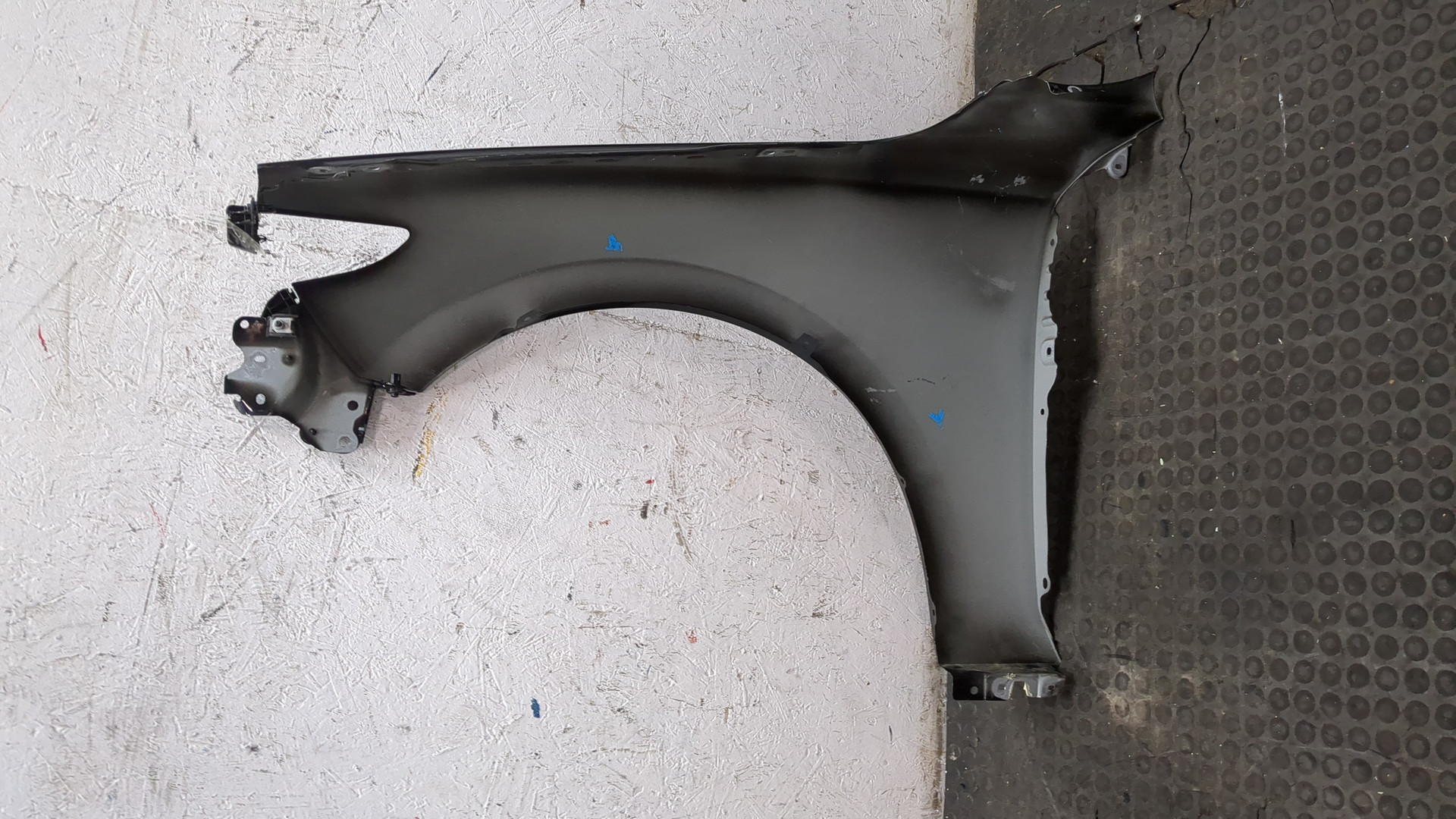 Крыло переднее правое