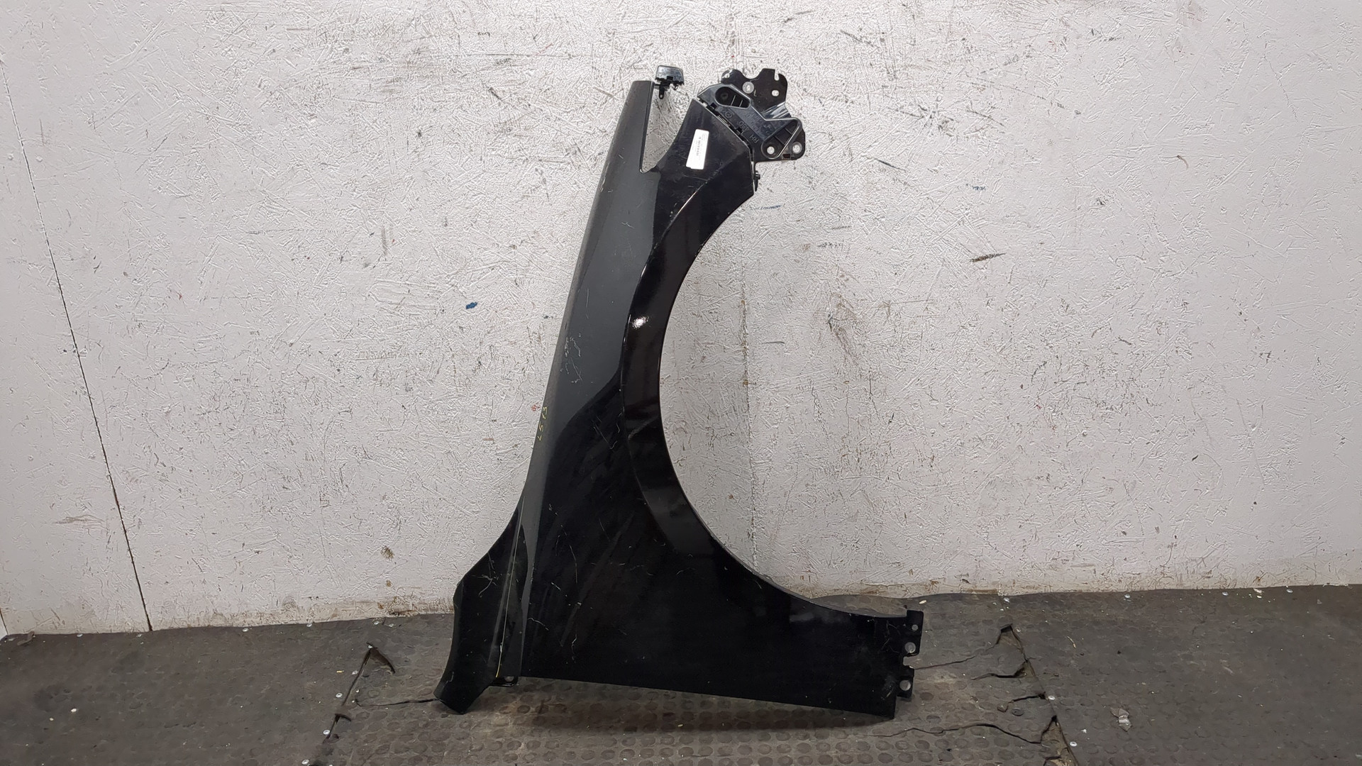 Крыло переднее правое