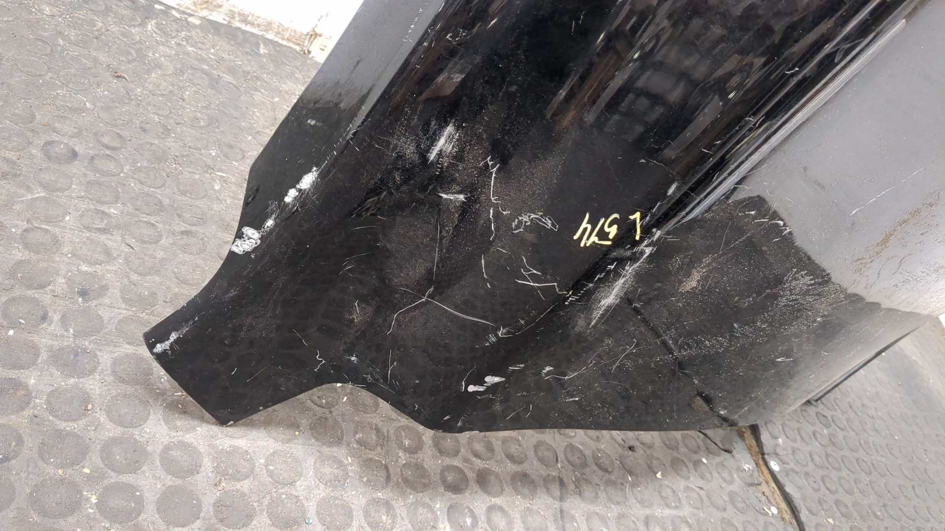 Крыло переднее правое