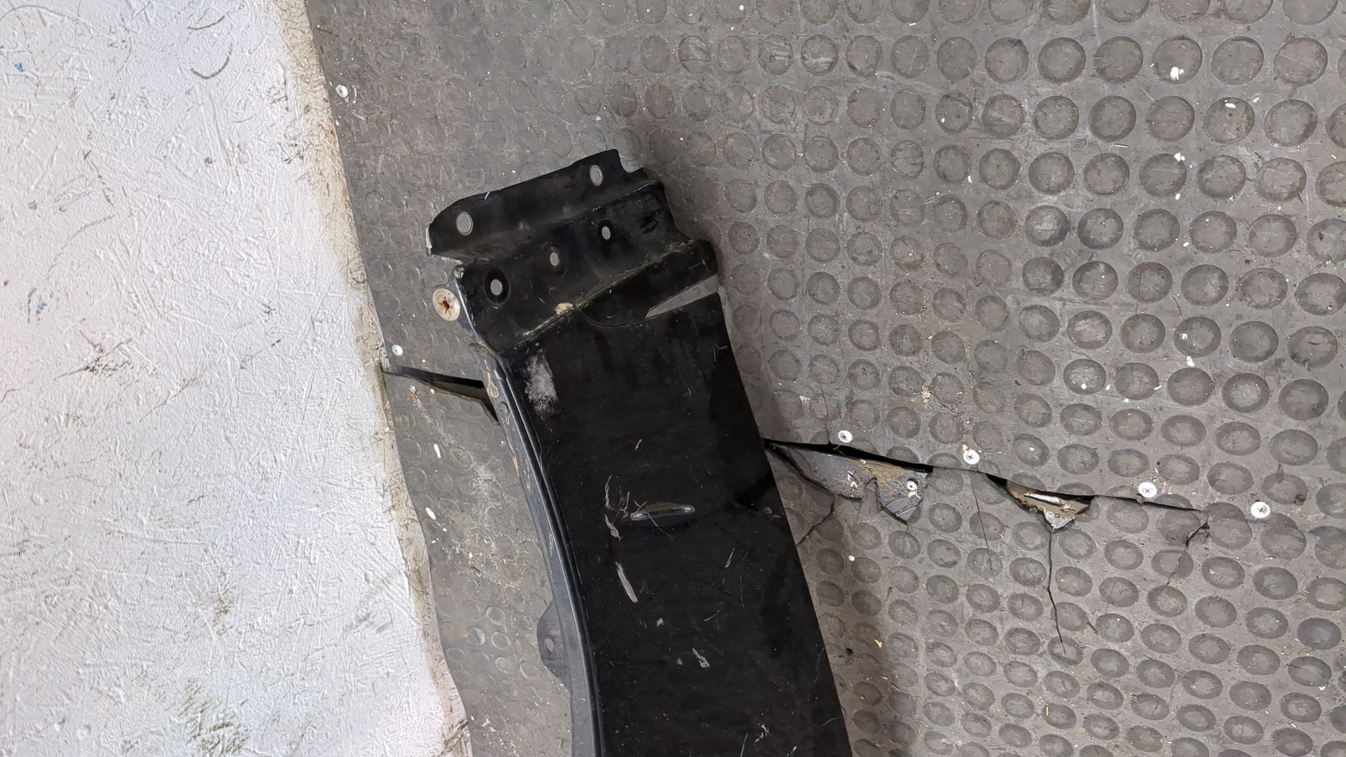 Крыло переднее правое