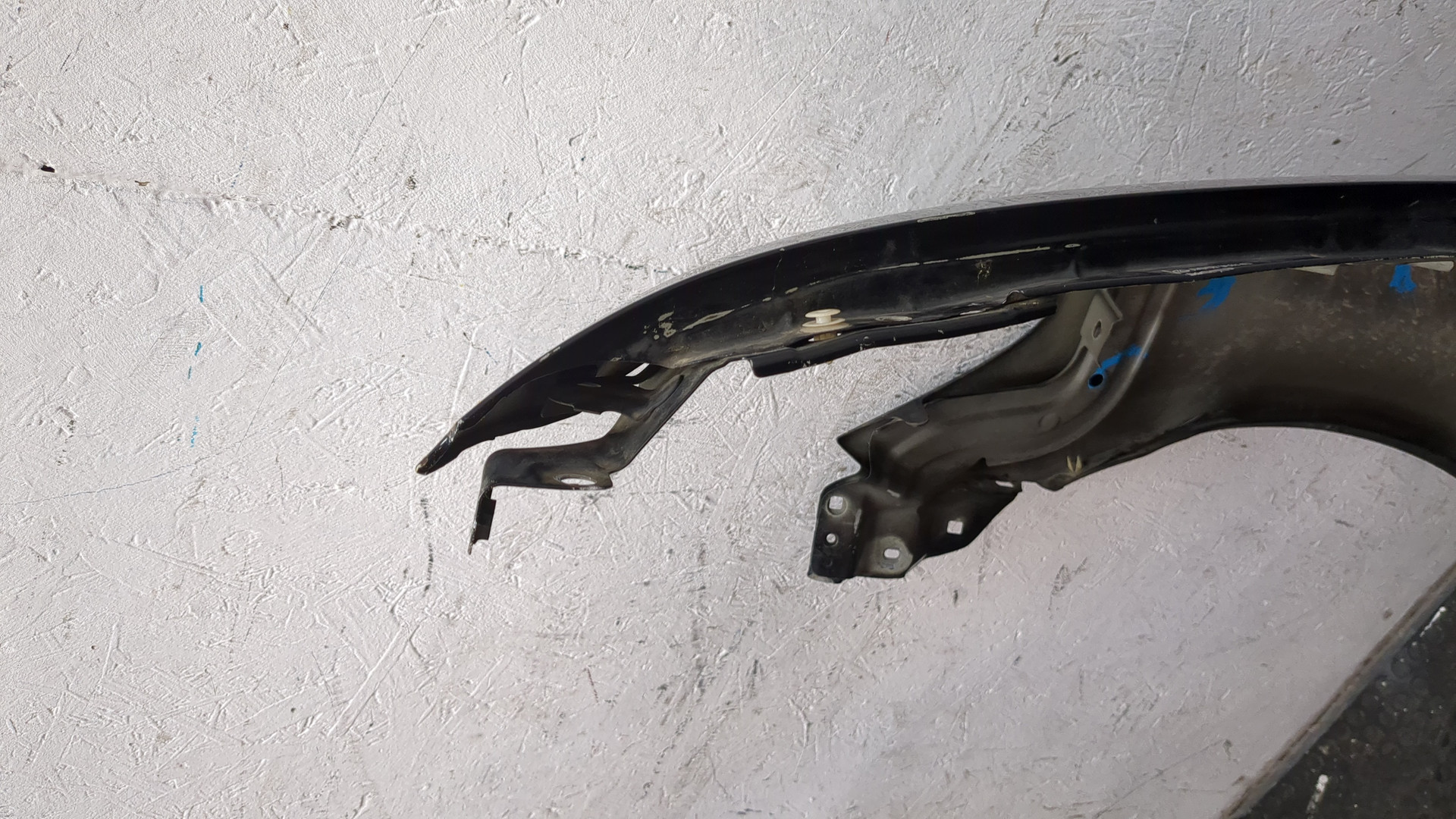 Крыло переднее правое