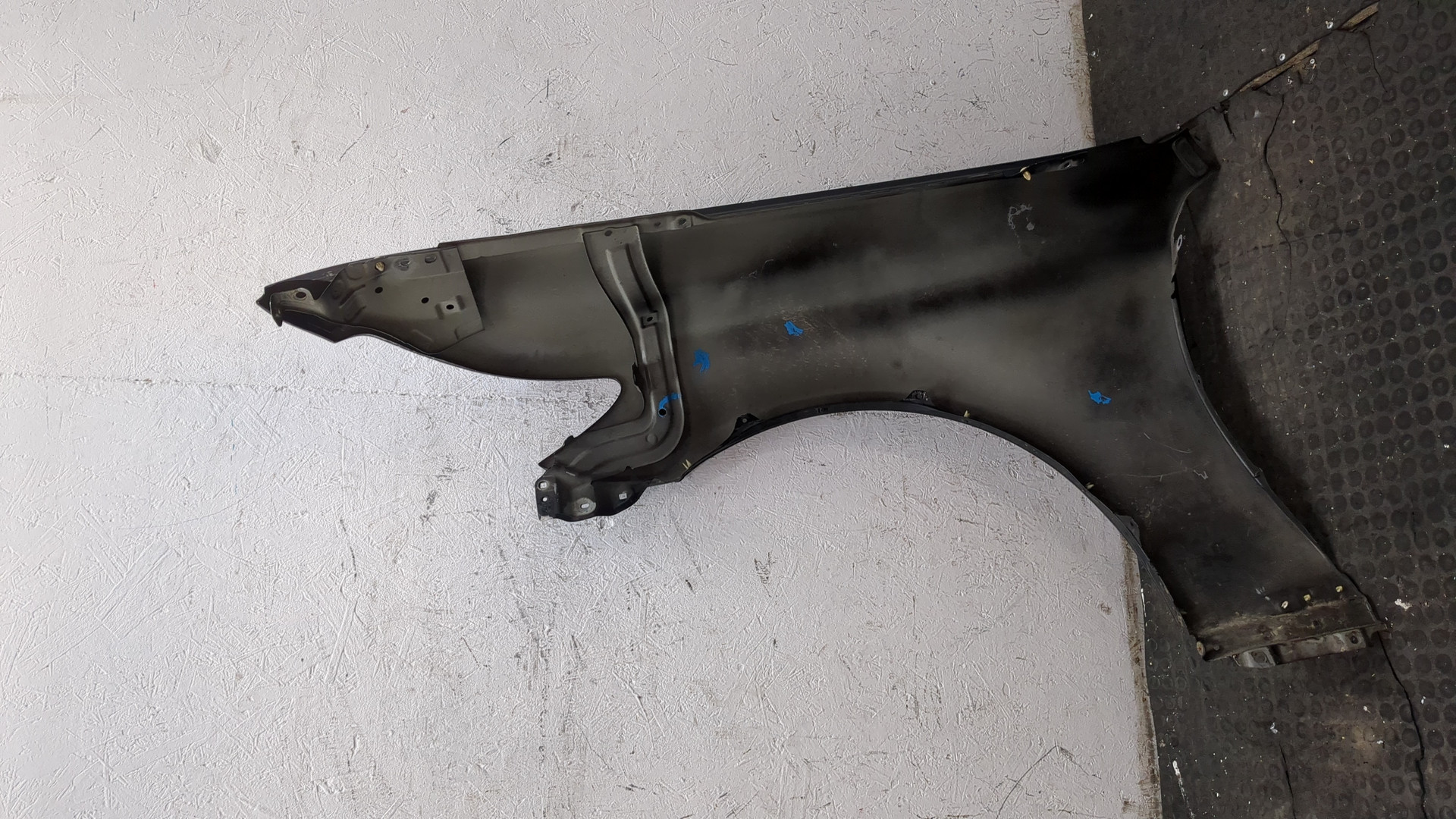 Крыло переднее правое