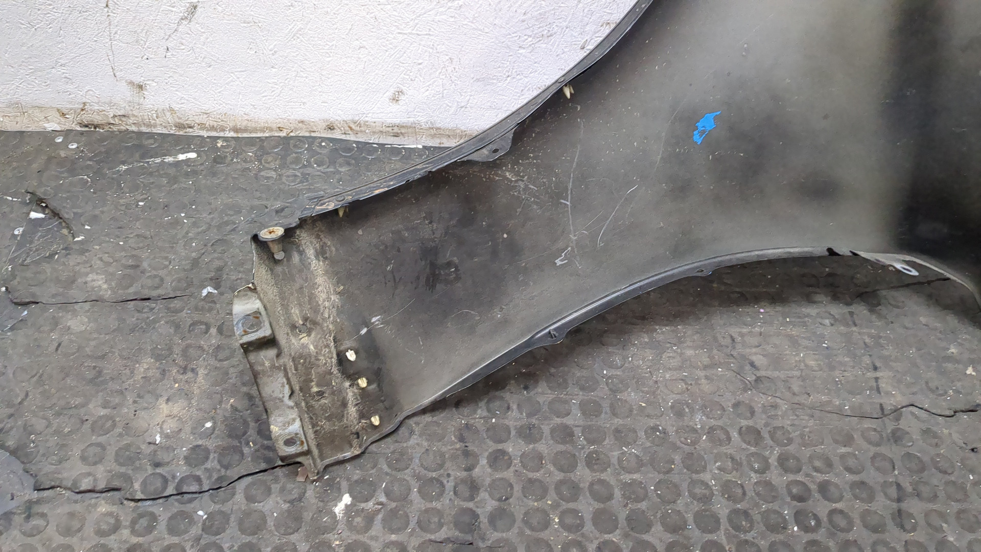 Крыло переднее правое