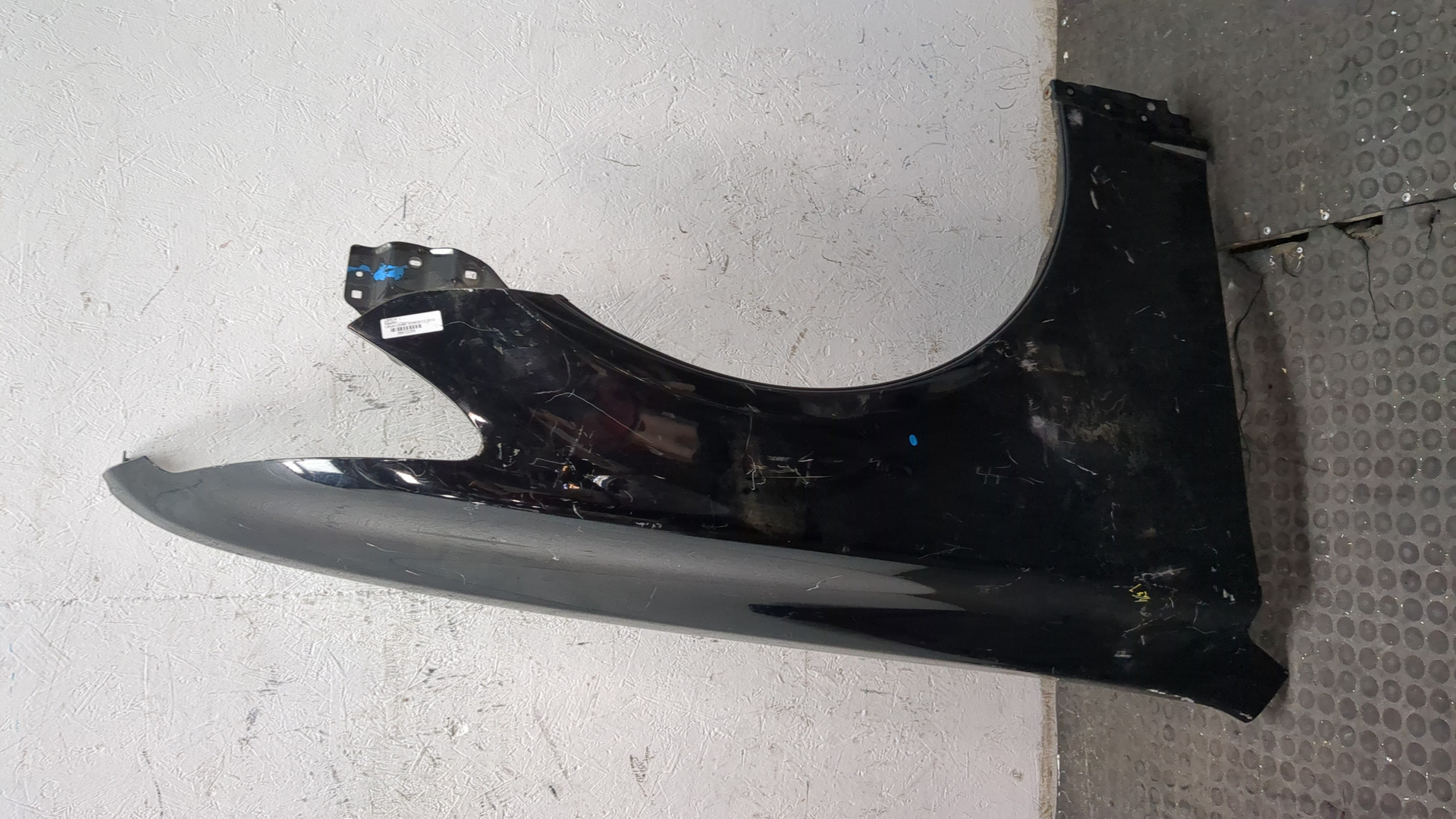 Крыло переднее правое