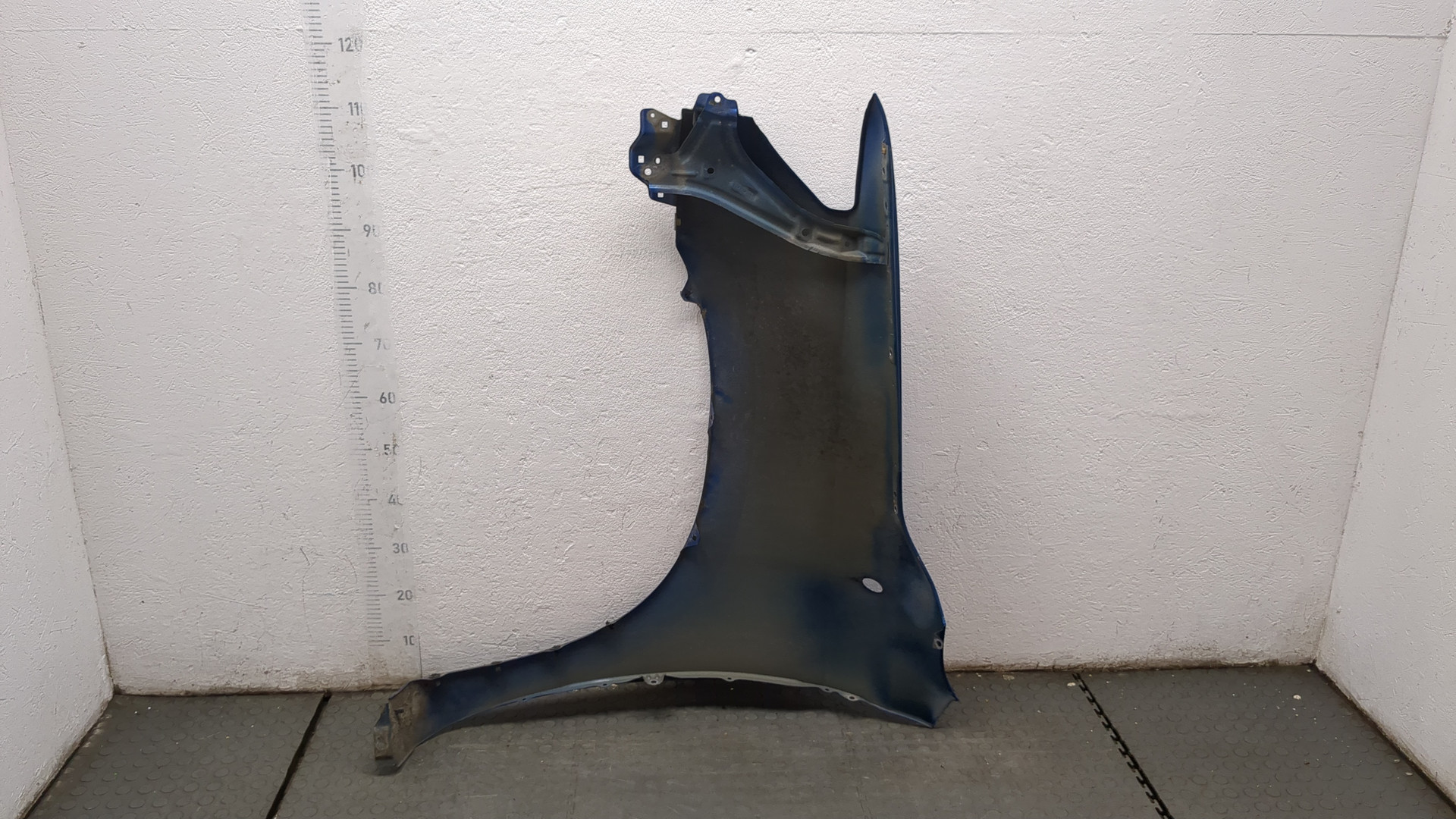 Крыло переднее правое