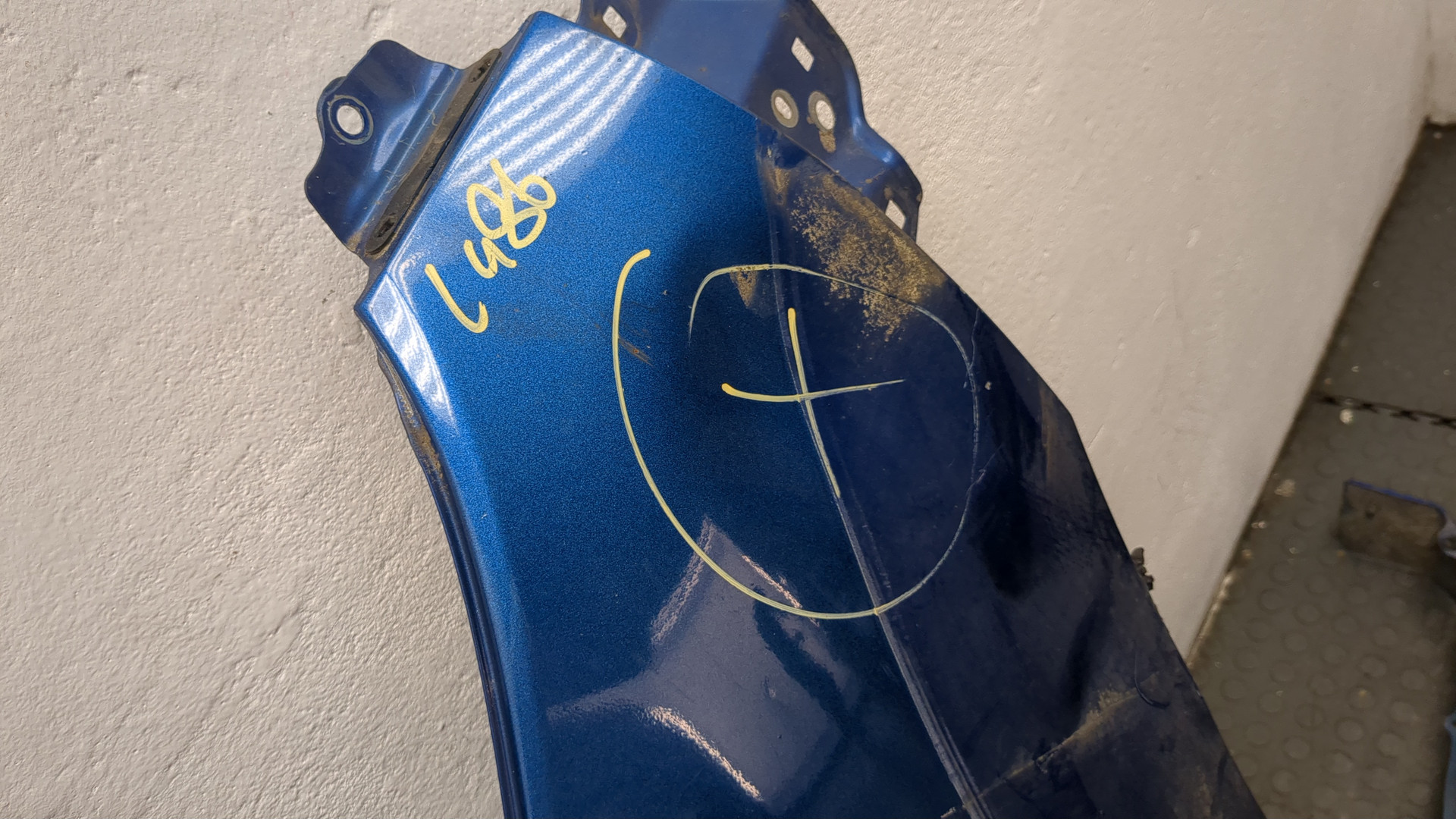 Крыло переднее правое