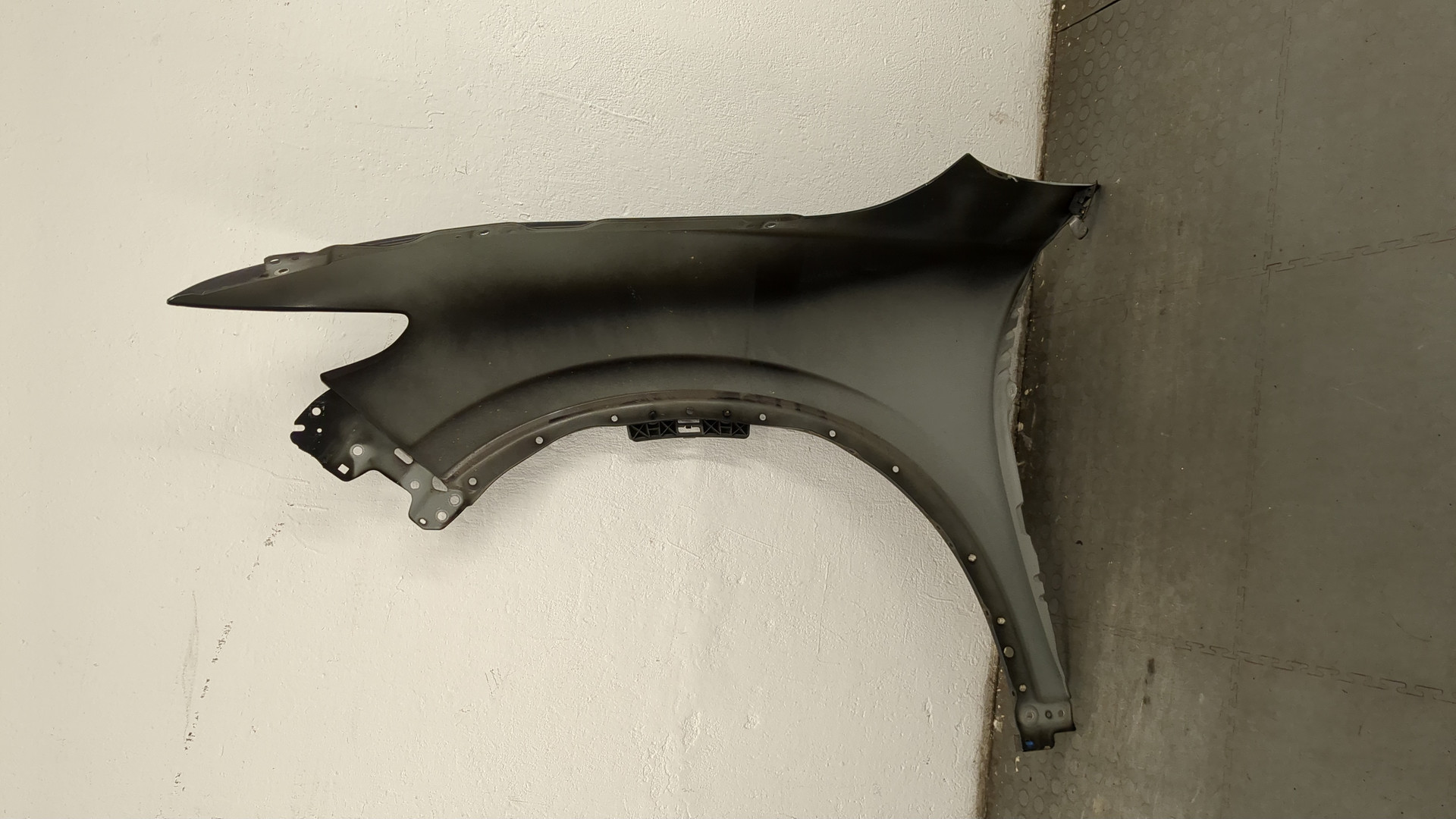 Крыло переднее правое