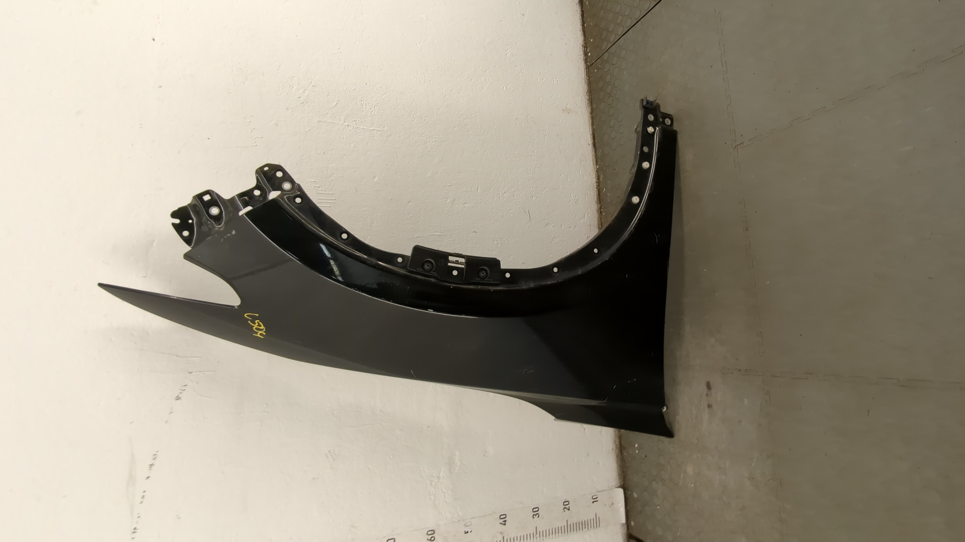 Крыло переднее правое