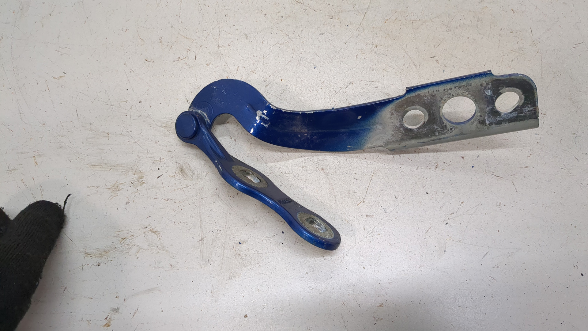 Петля крышки багажника