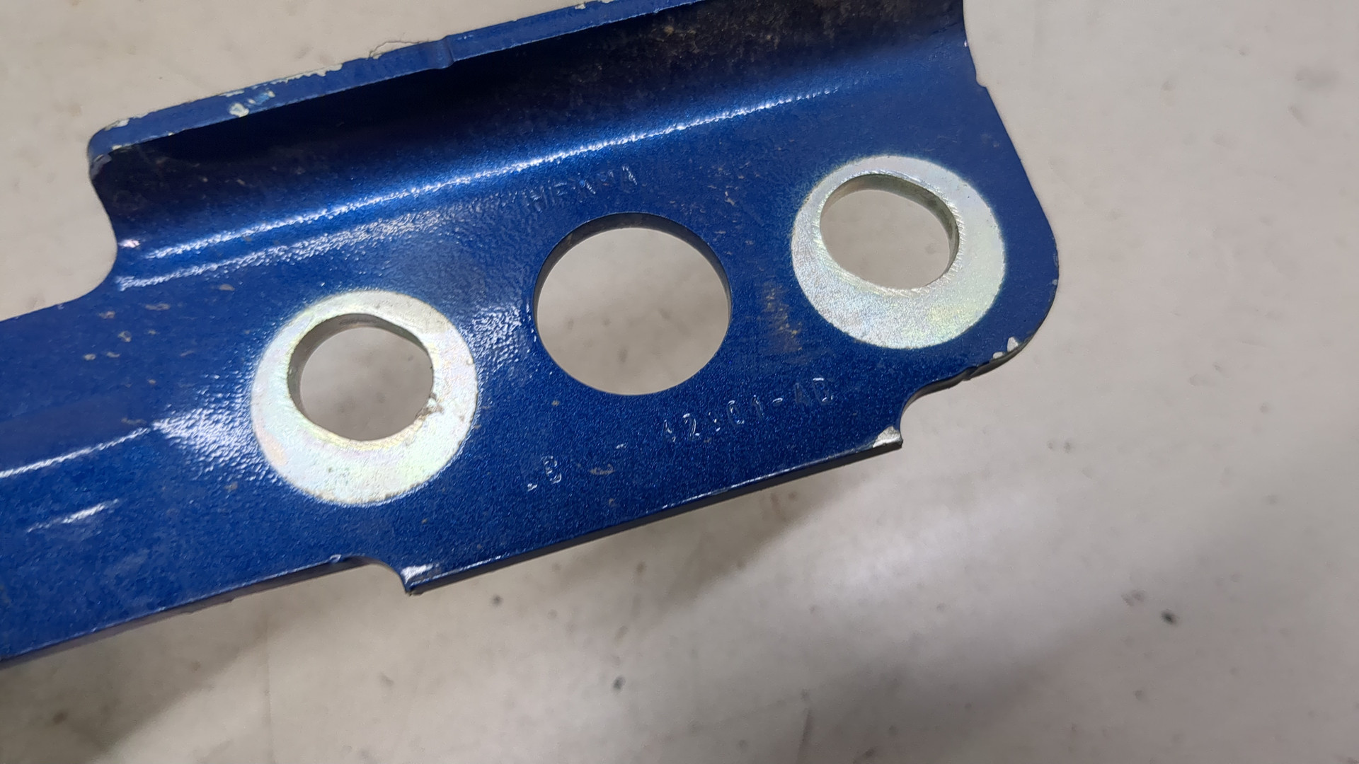 Петля крышки багажника