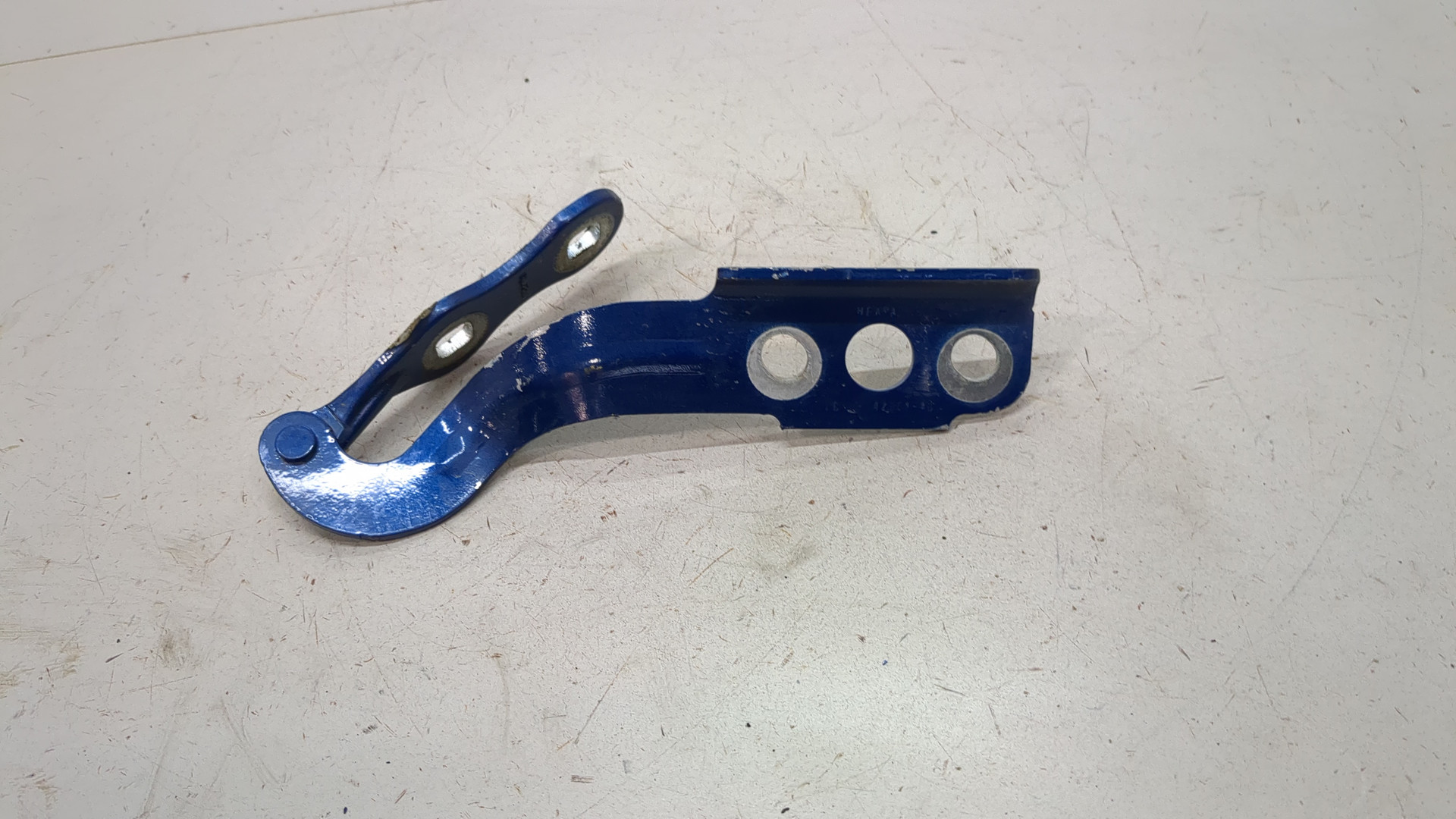 Петля крышки багажника