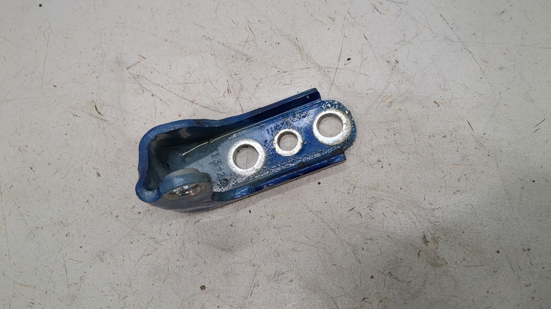 Петля двери