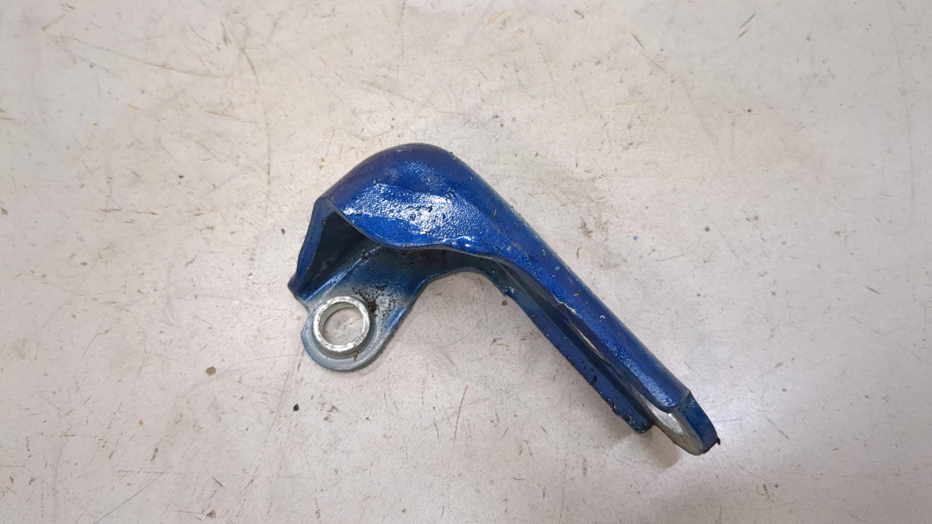 Петля двери