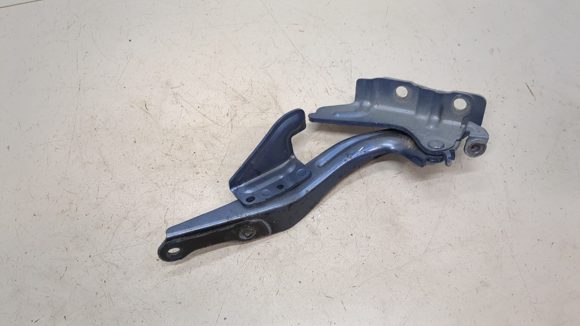 Петля капота правая