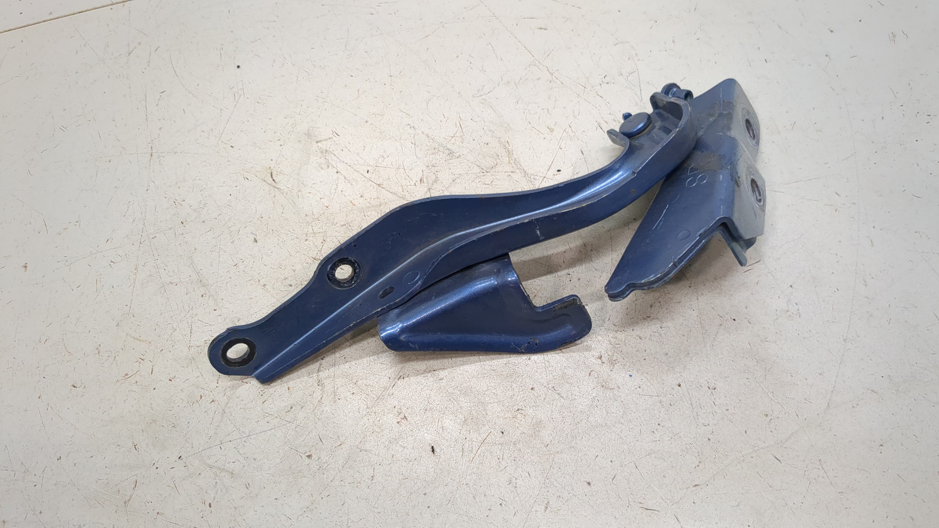 Петля капота правая