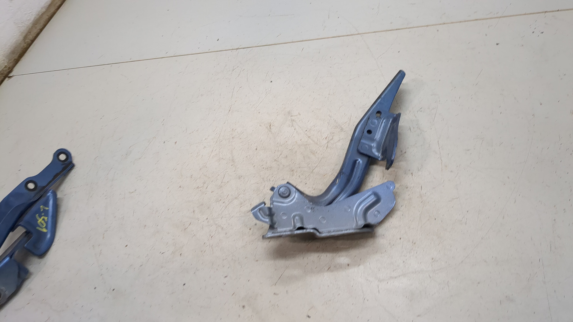 Петля капота правая