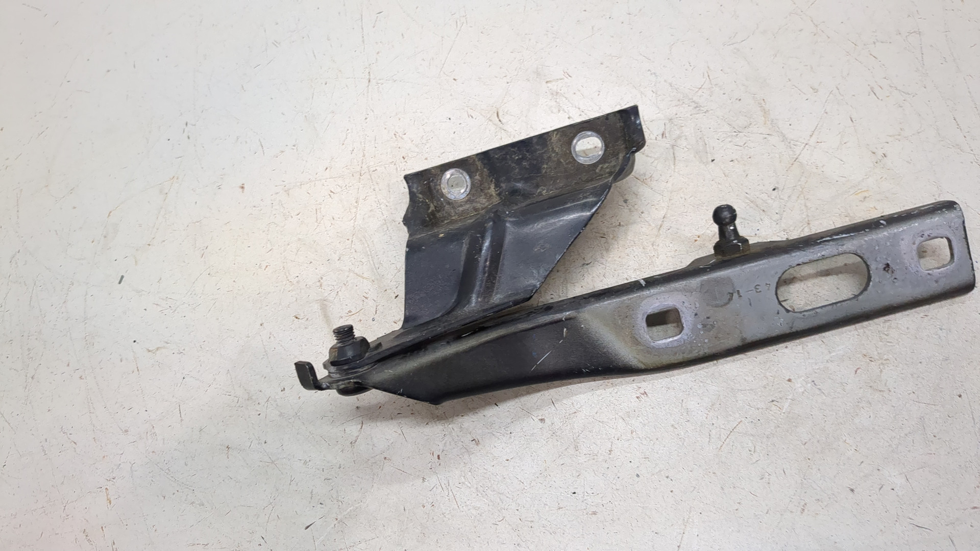 Петля капота левая