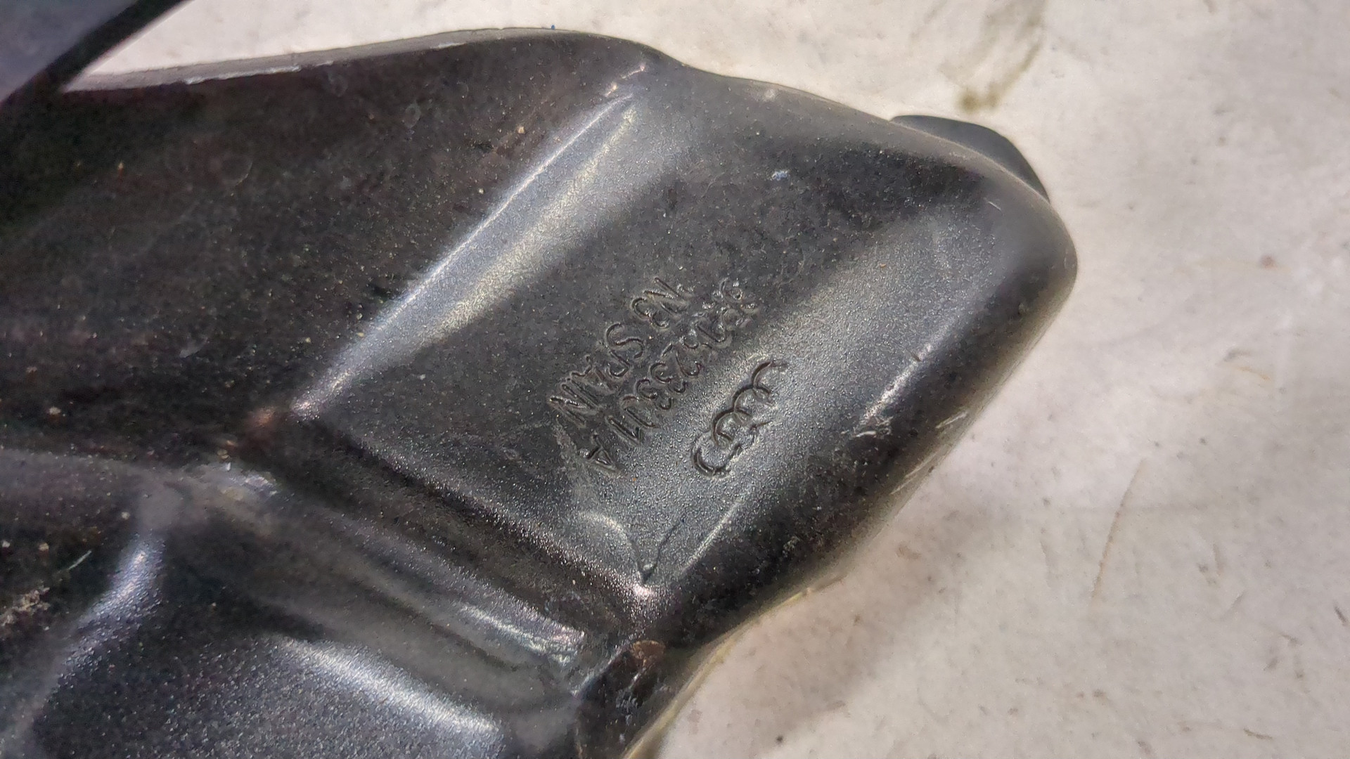 Петля капота левая