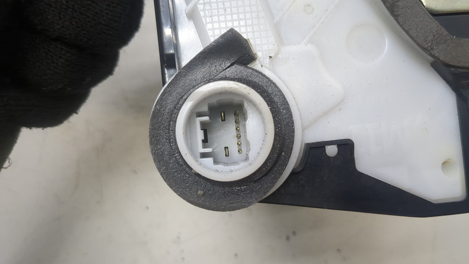 Замок двери передней левой