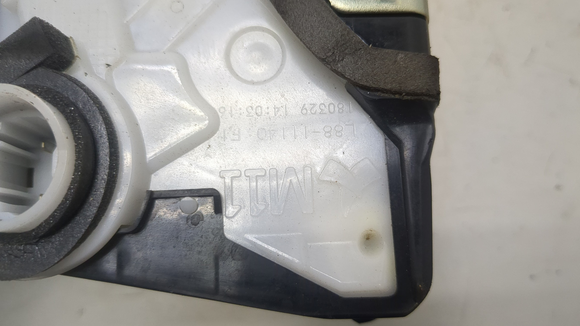 Замок двери передней левой