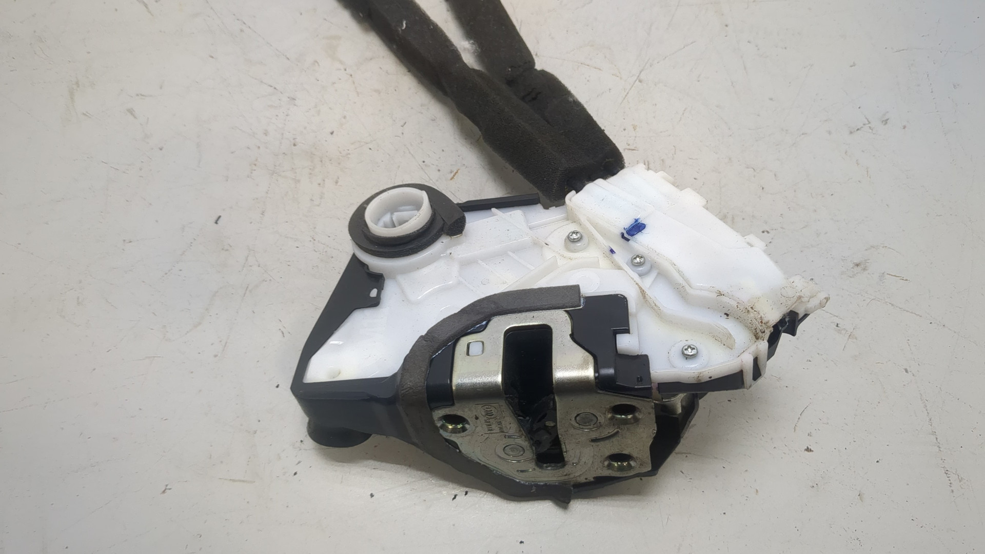 Замок двери передней левой