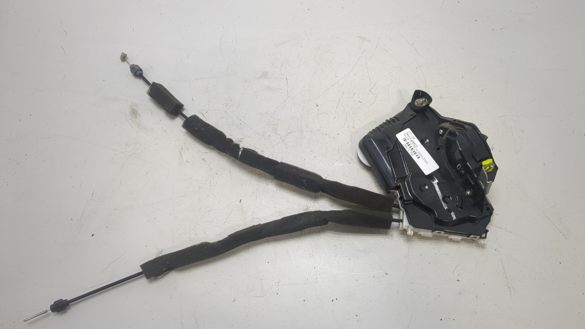 Замок двери передней левой