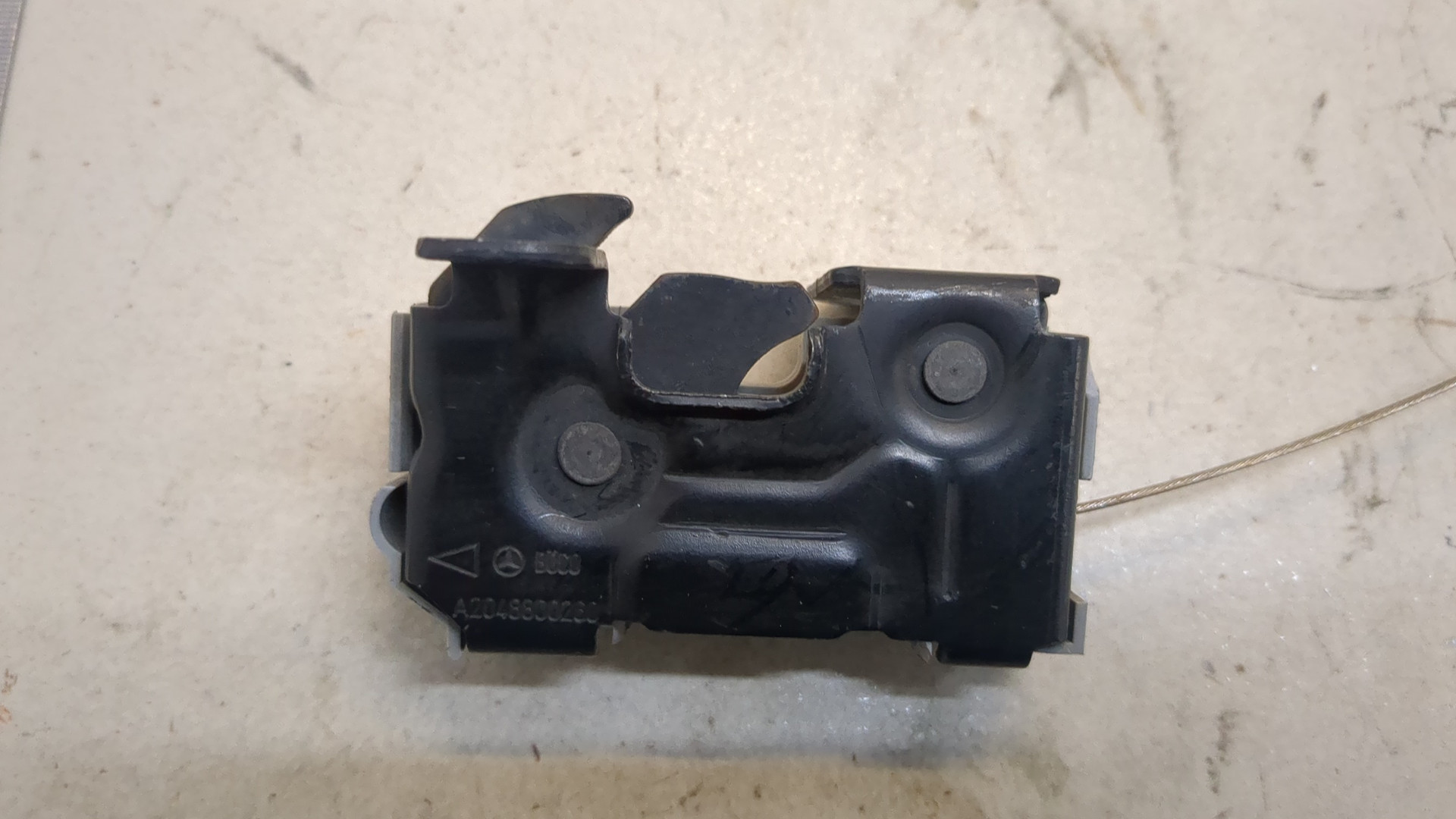 Замок капота