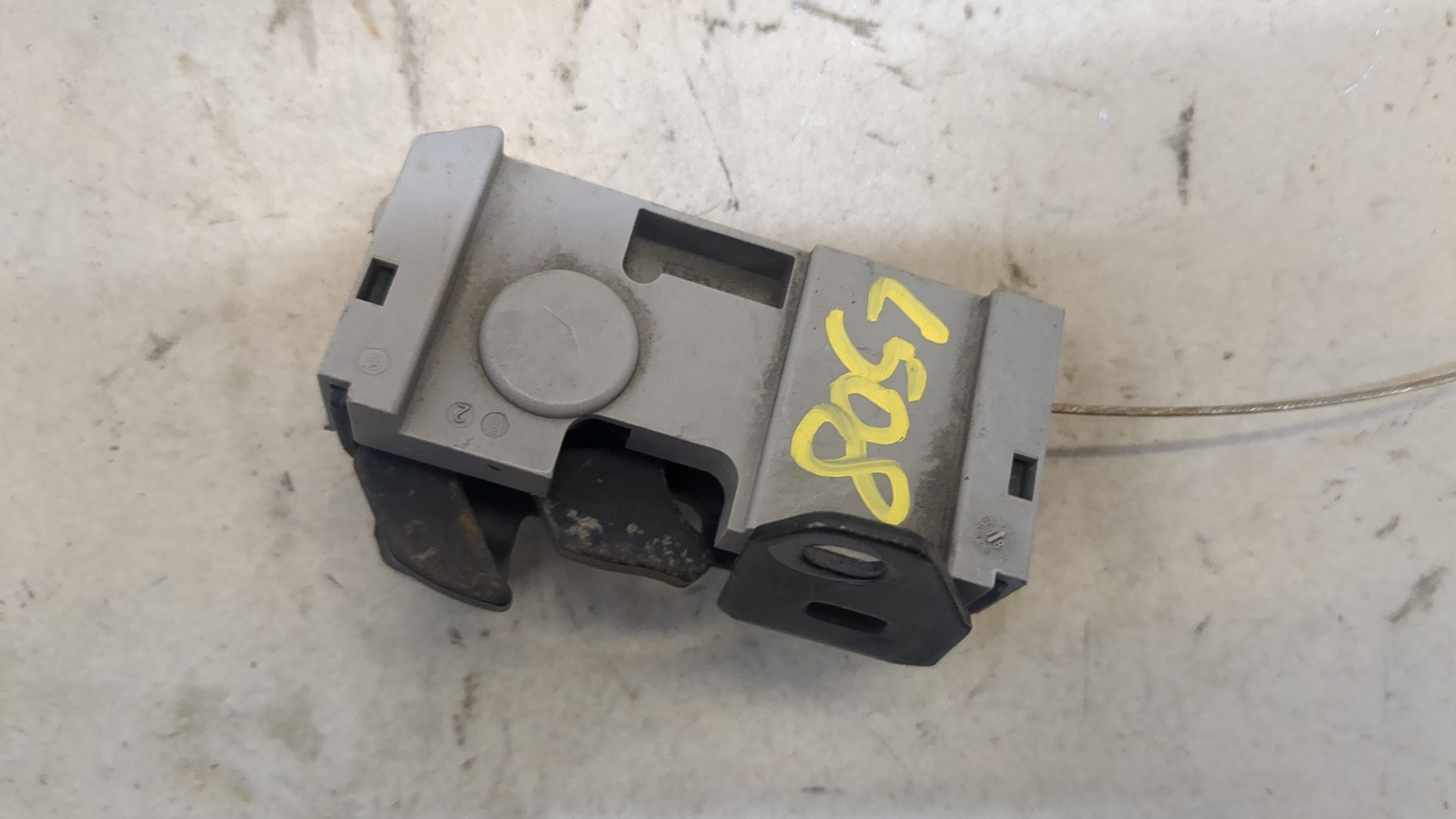 Замок капота