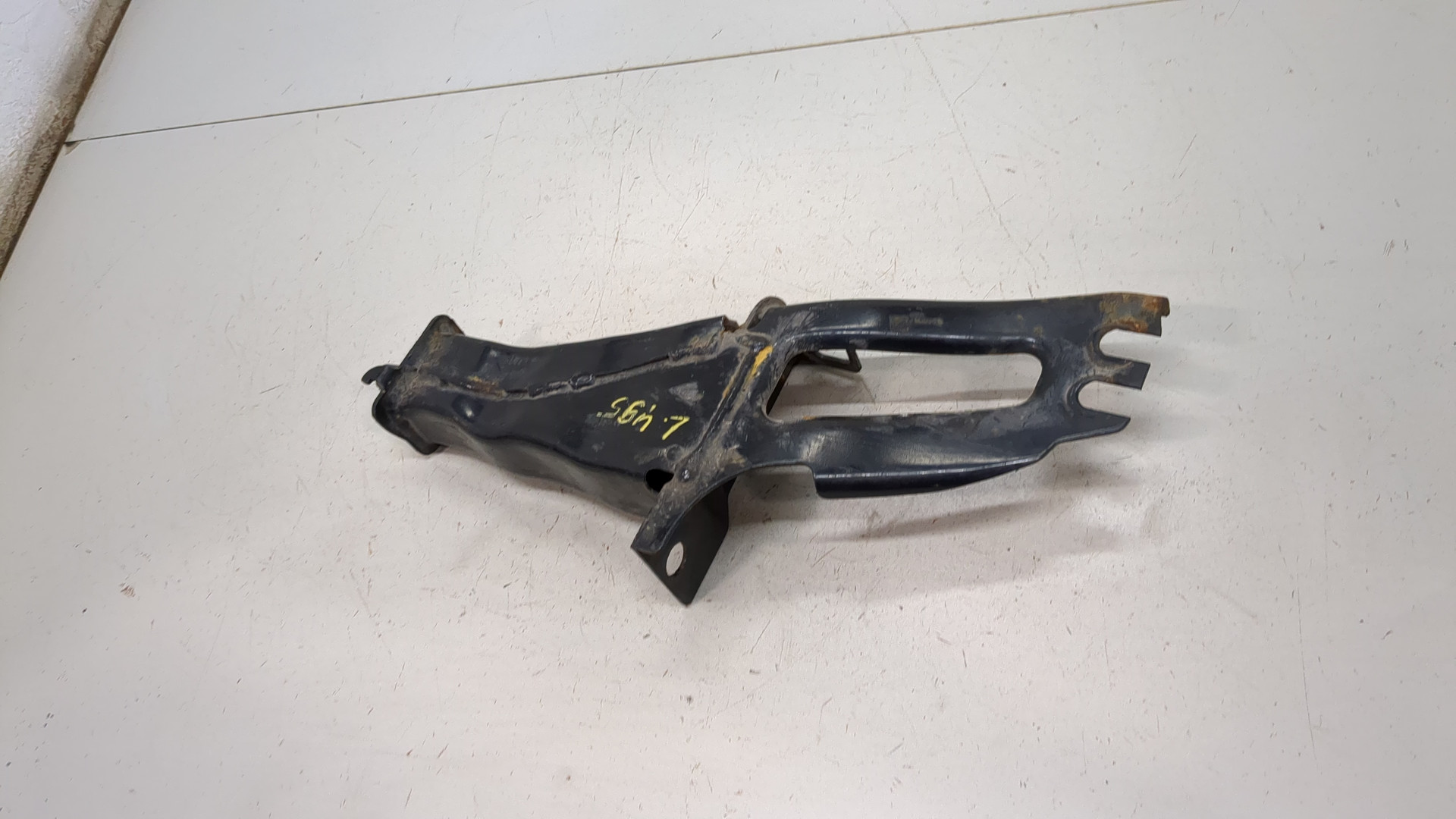 Кронштейн усилителя переднего бампера