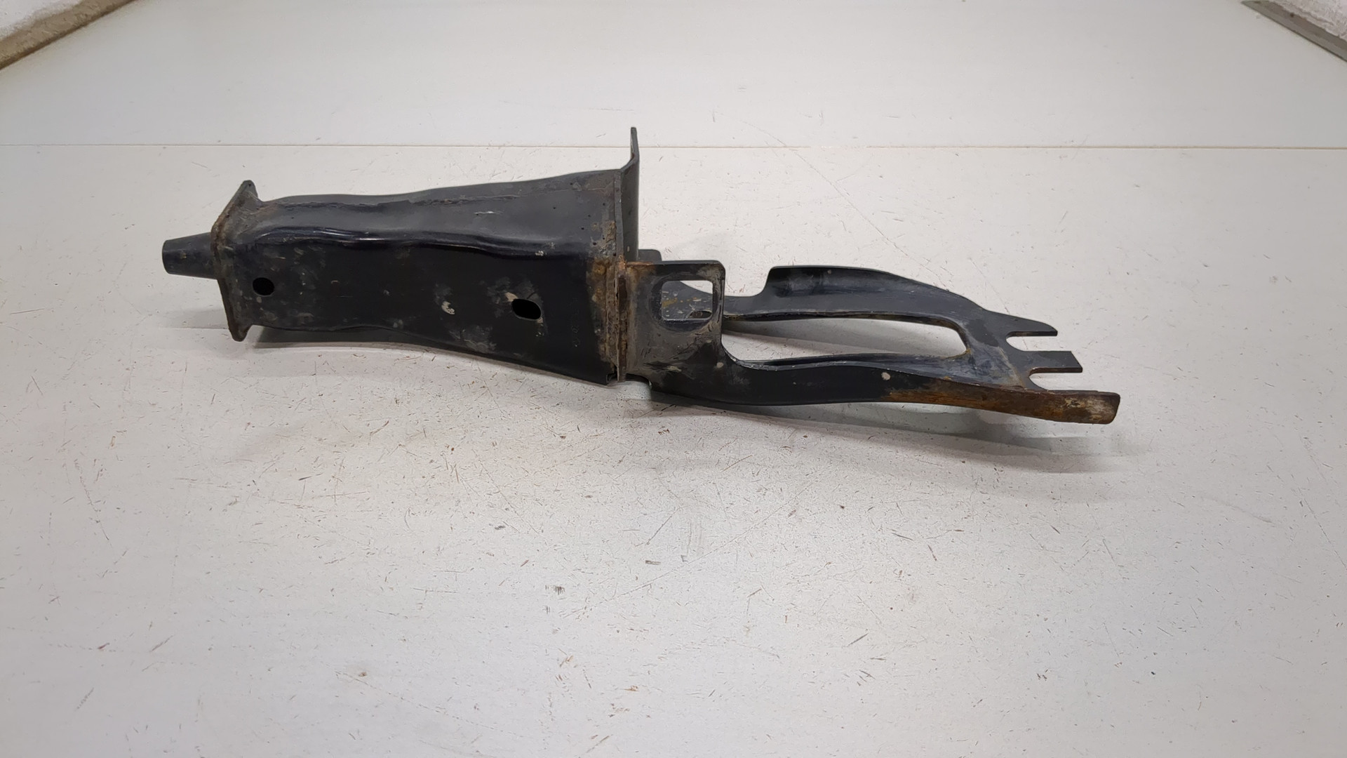 Кронштейн усилителя переднего бампера