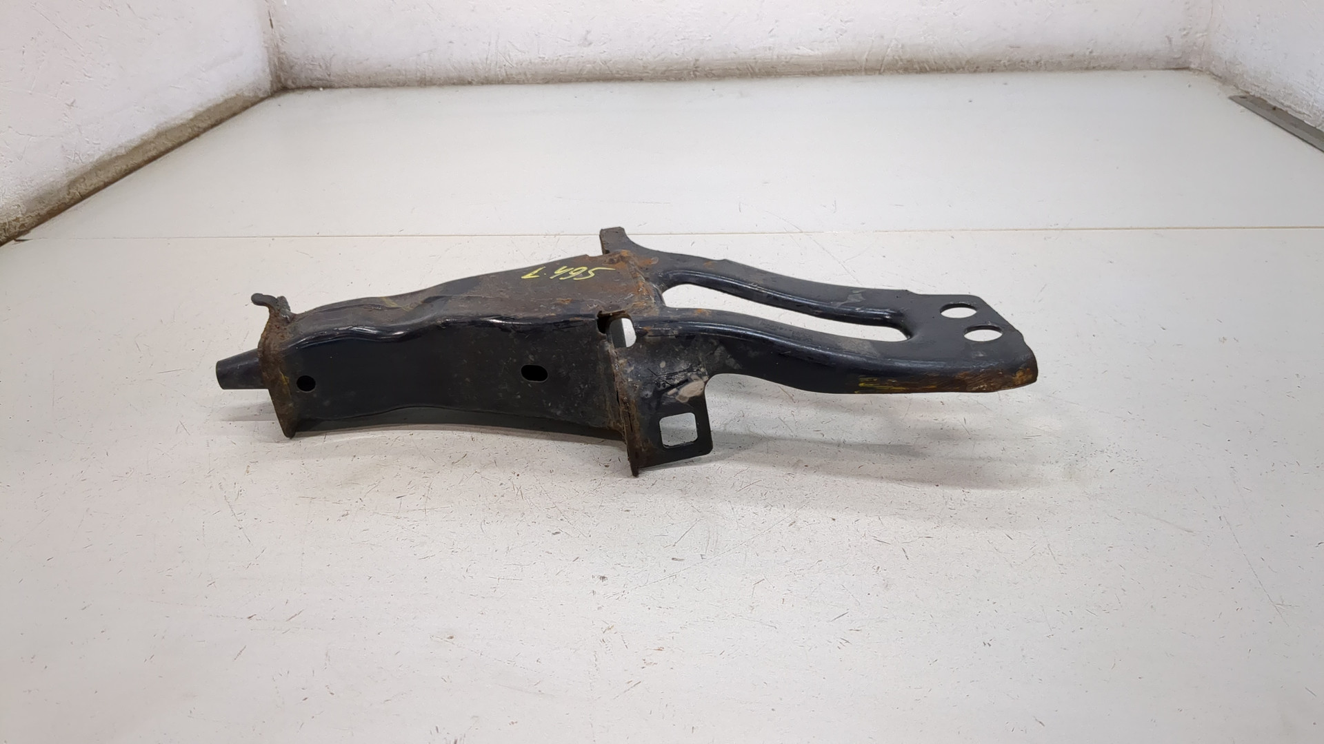 Кронштейн усилителя переднего бампера левый