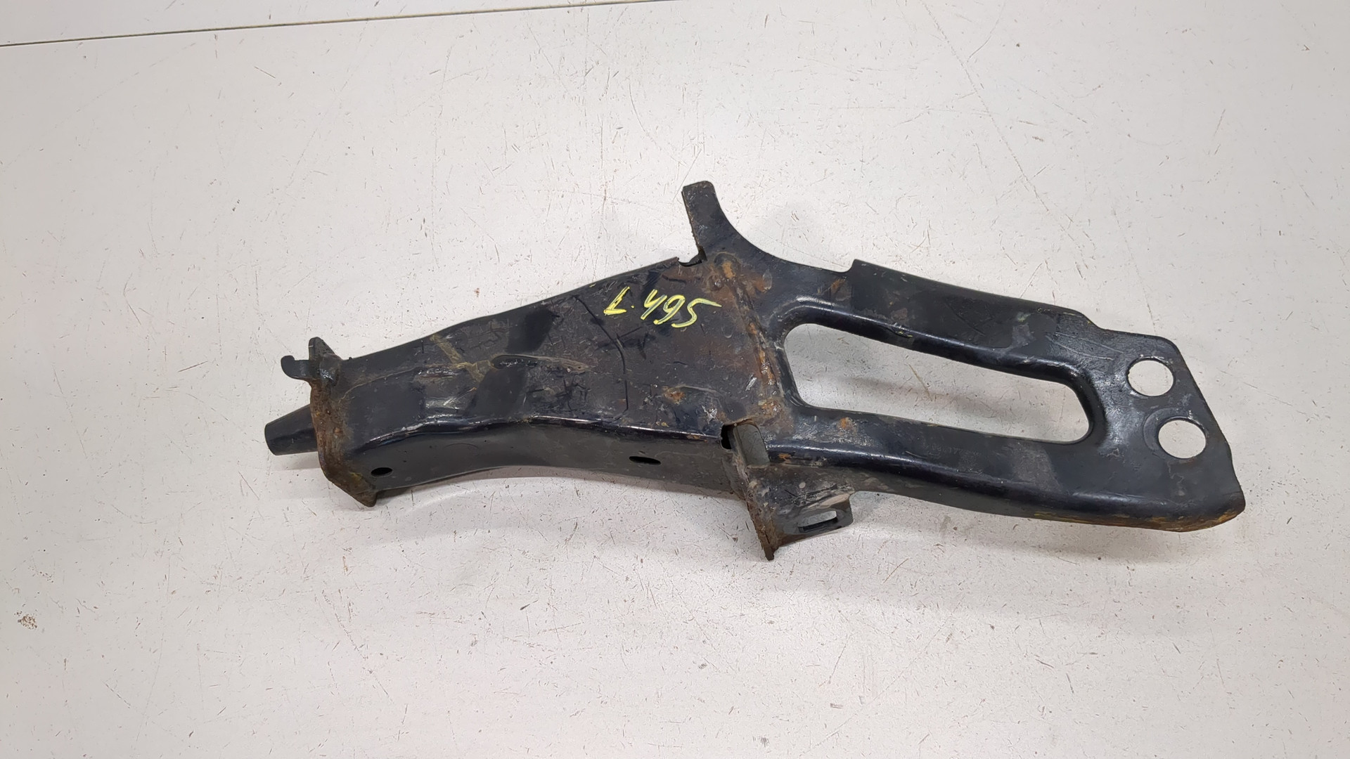 Кронштейн усилителя переднего бампера левый