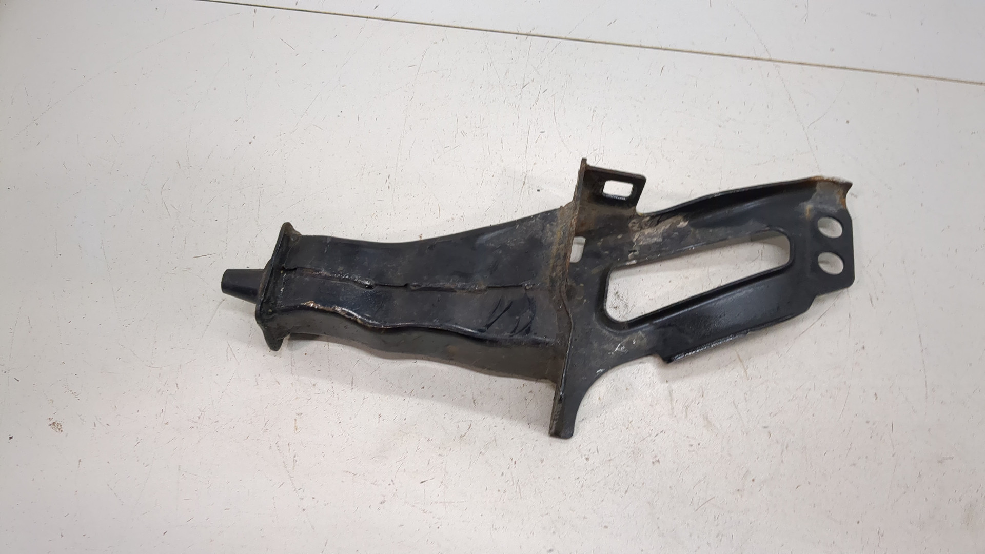 Кронштейн усилителя переднего бампера левый