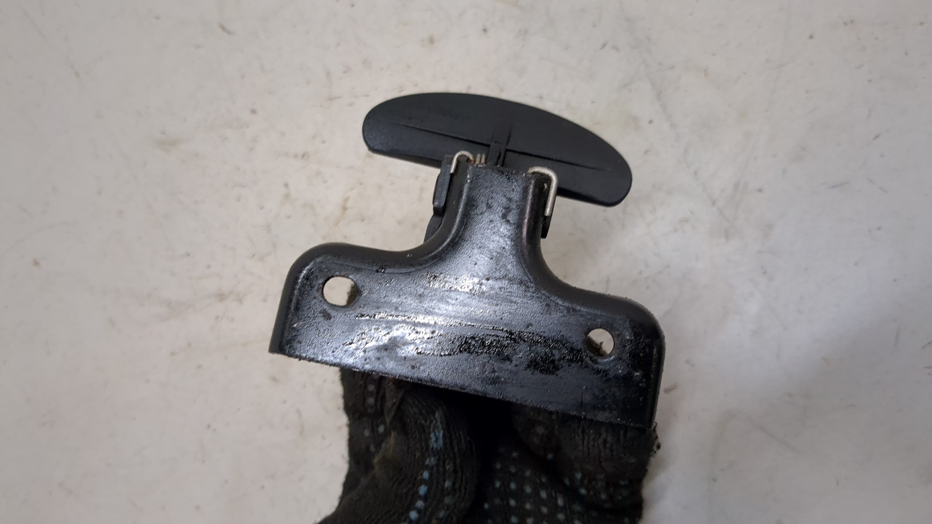 Замок капота