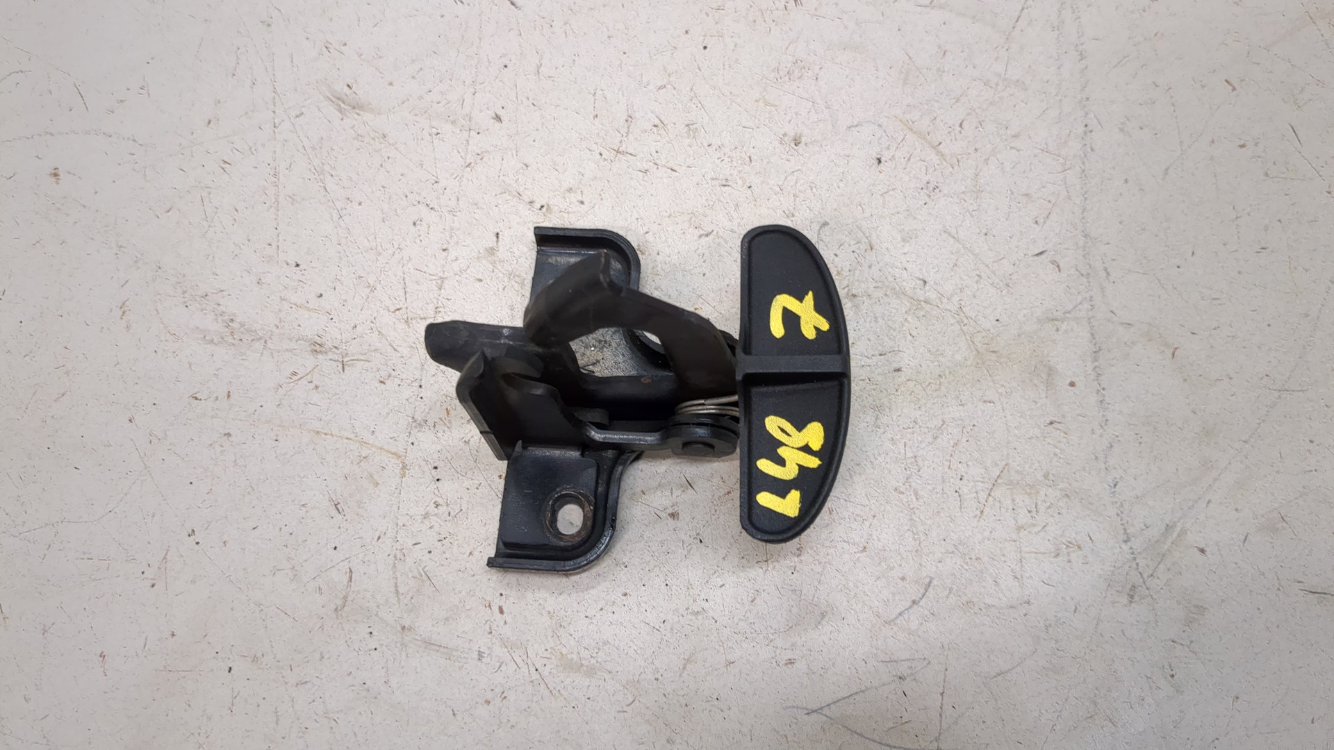 Замок капота