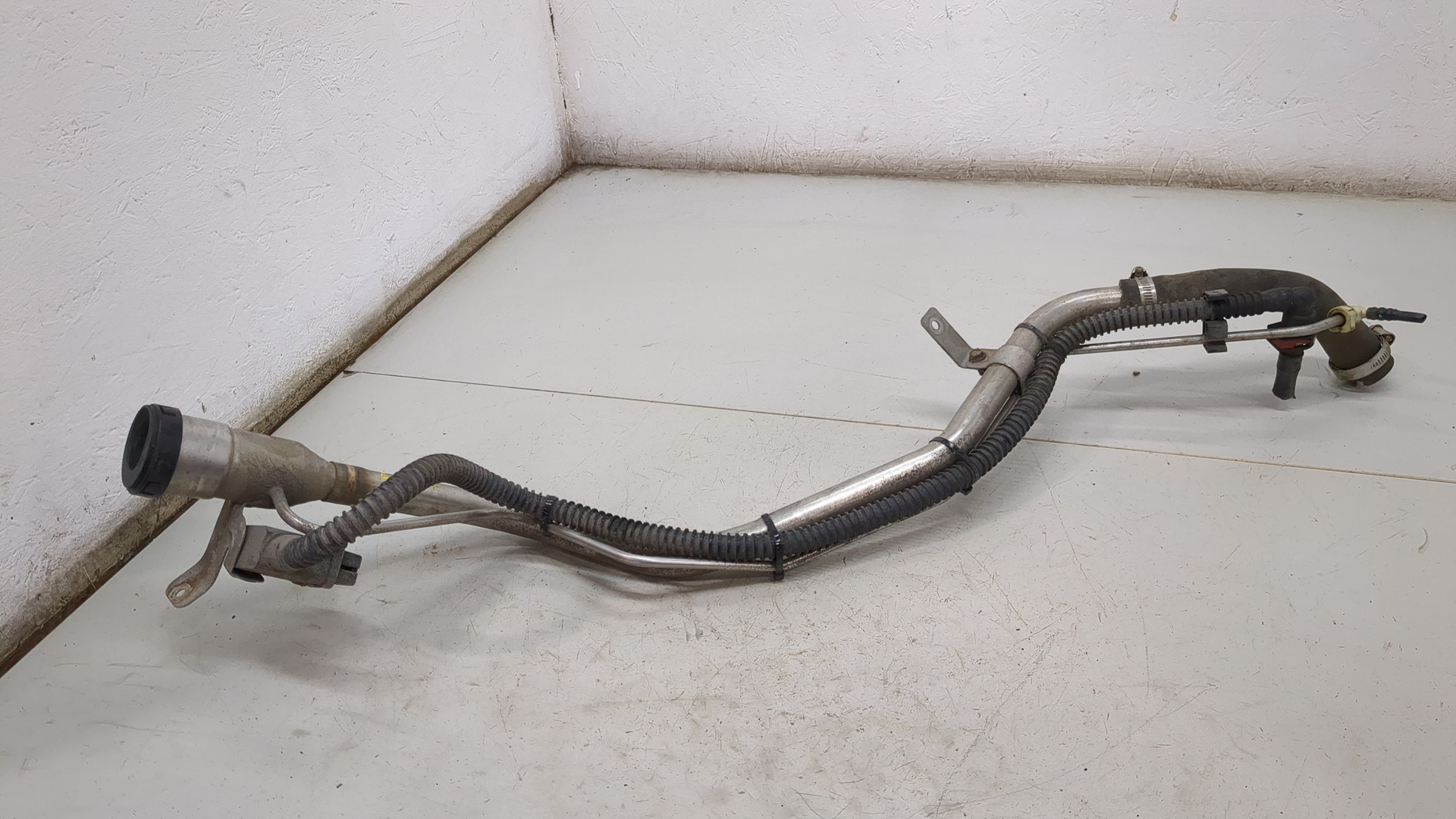 Горловина топливного бака