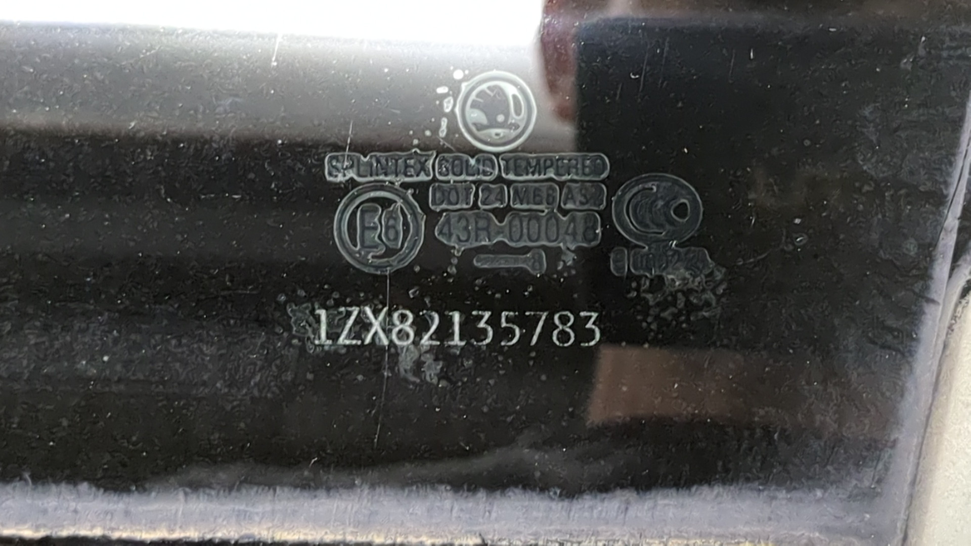 Стекло двери задней левой