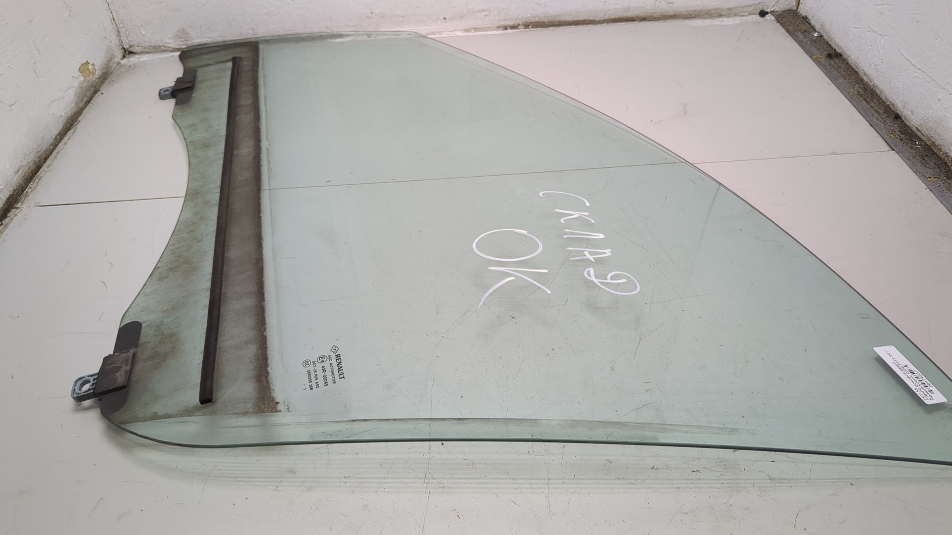 Стекло двери передней левой