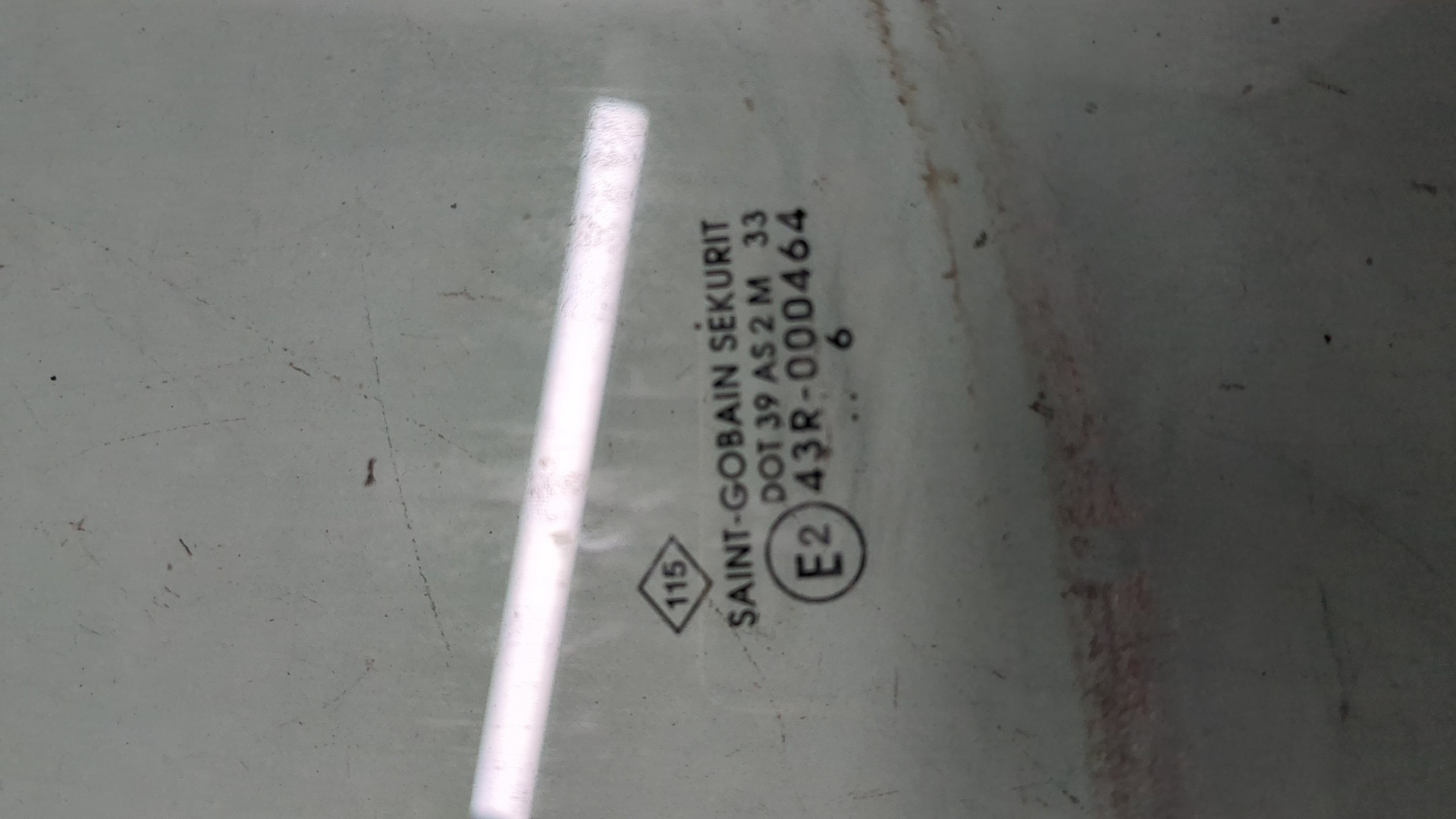 Стекло двери передней левой