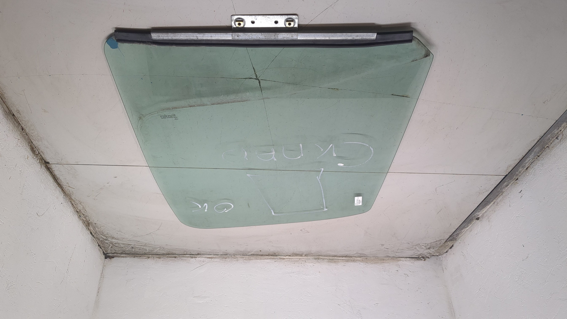 Стекло двери передней левой