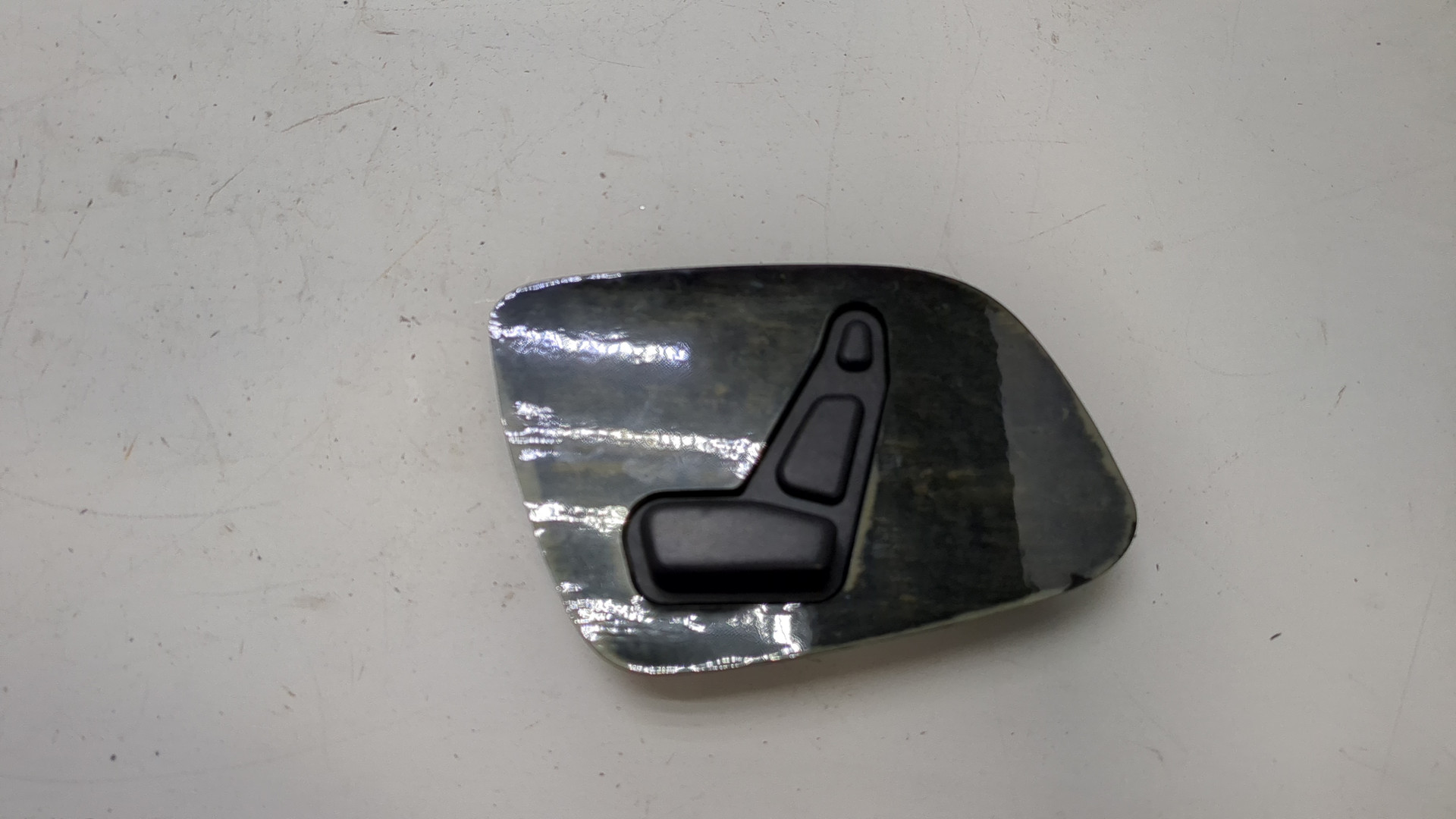 Кнопка регулировки сидения