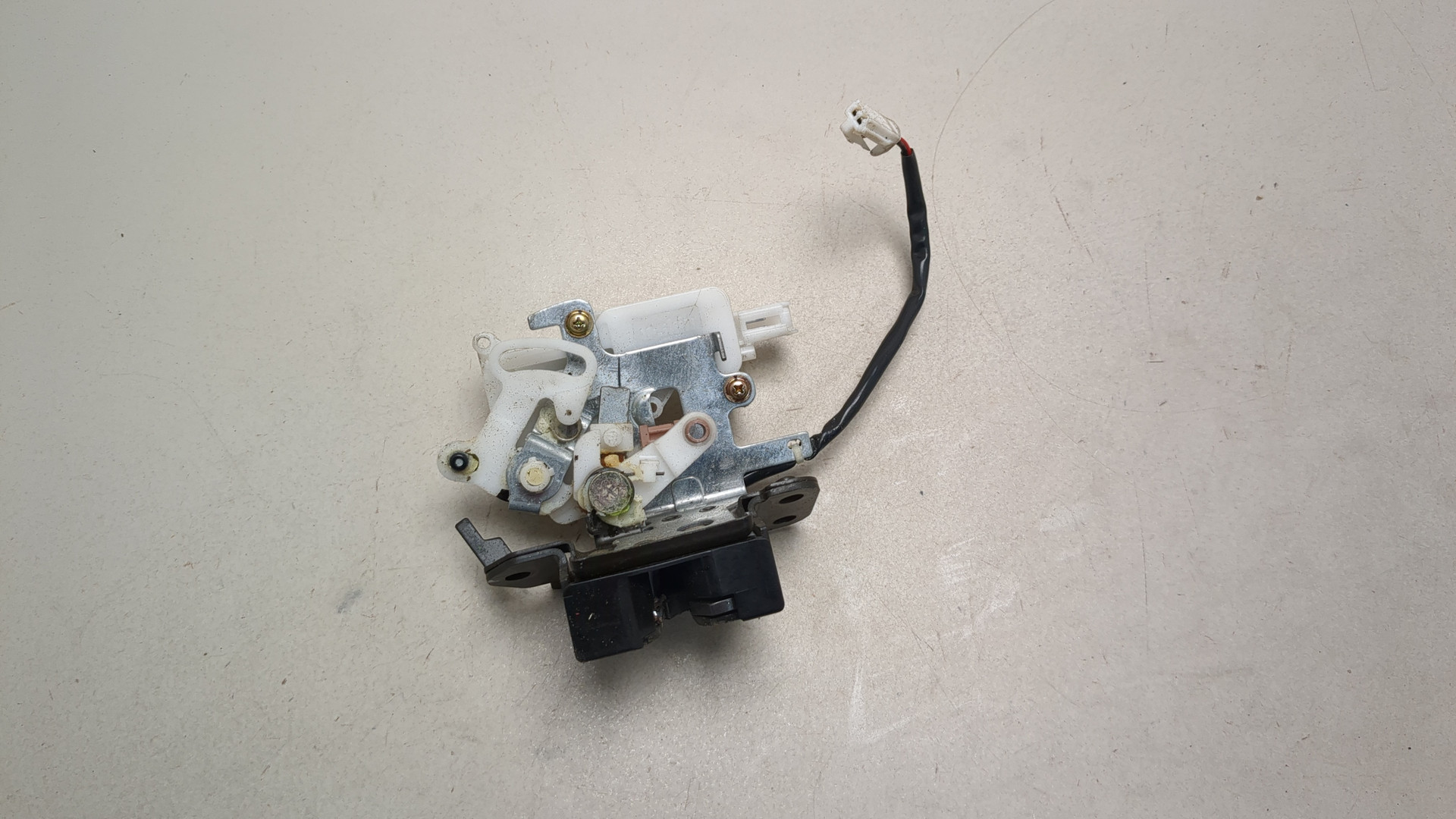 Замок багажника