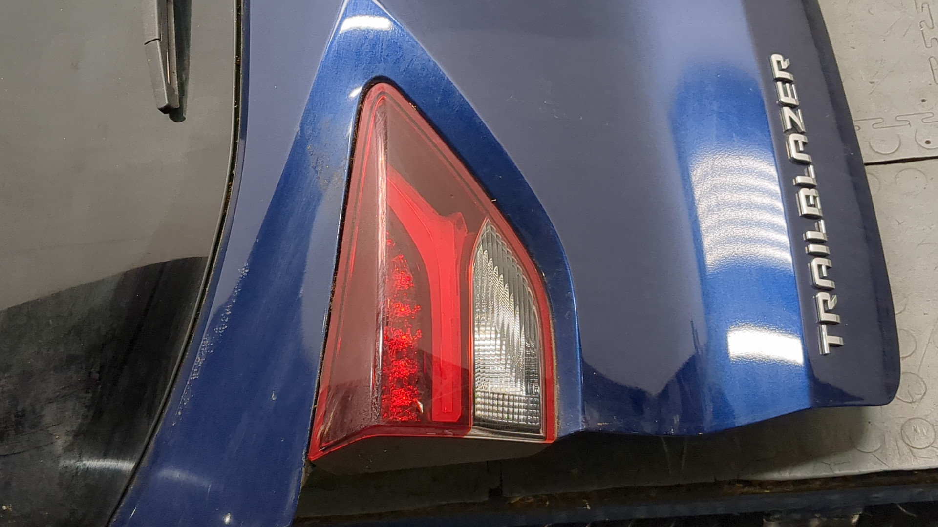 Дверь багажника