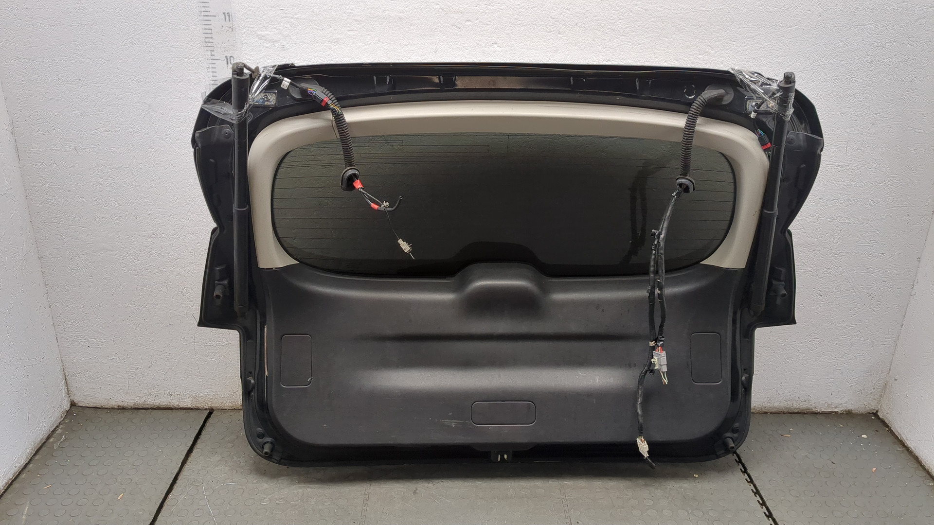 Дверь багажника