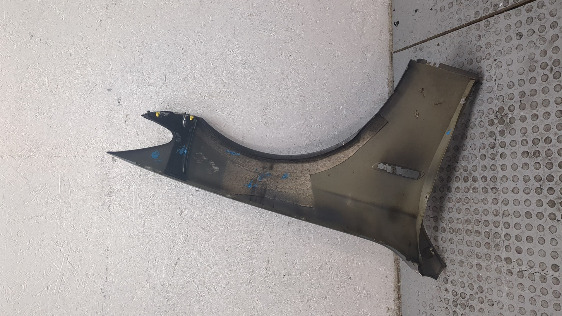 Крыло переднее левое