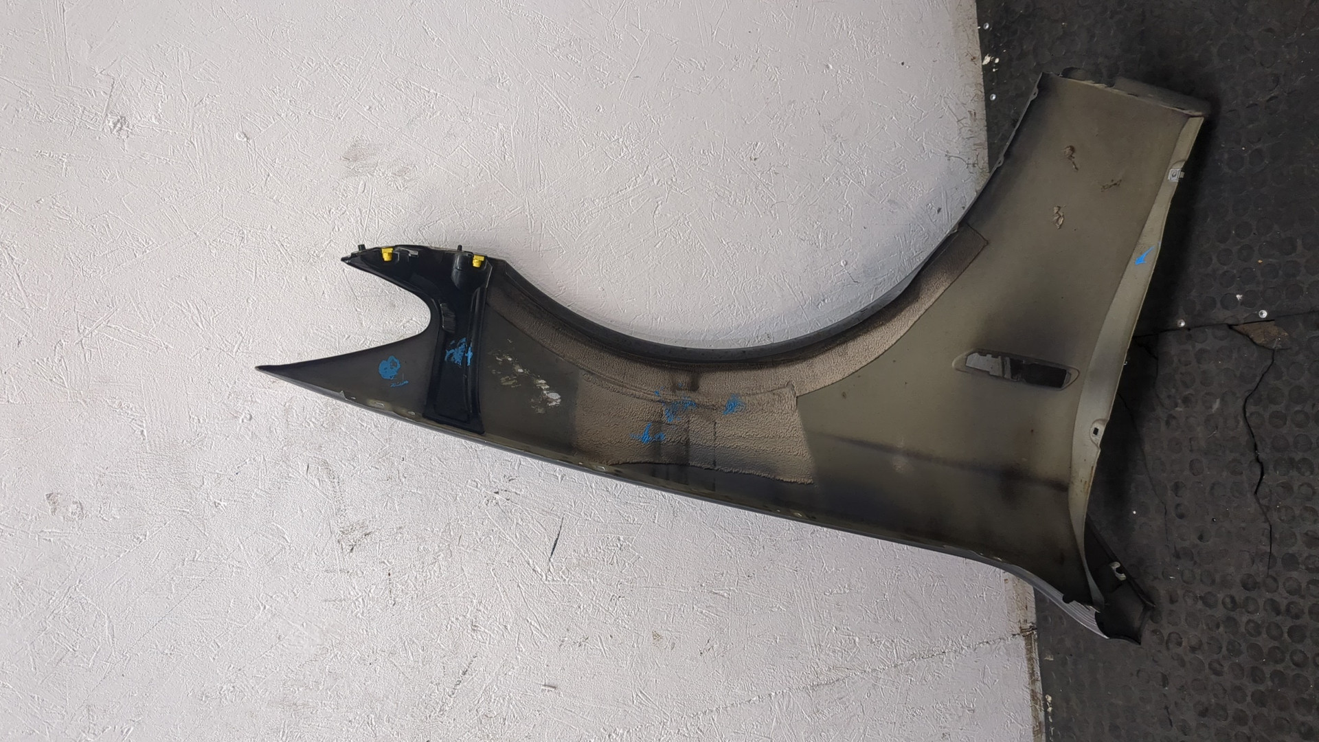 Крыло переднее левое