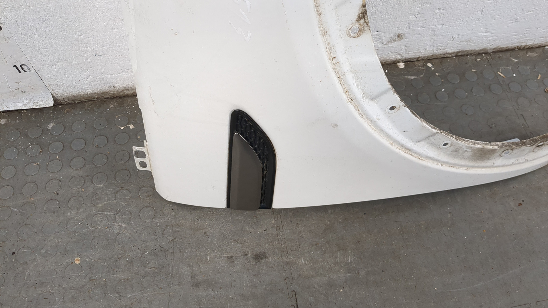 Крыло переднее правое