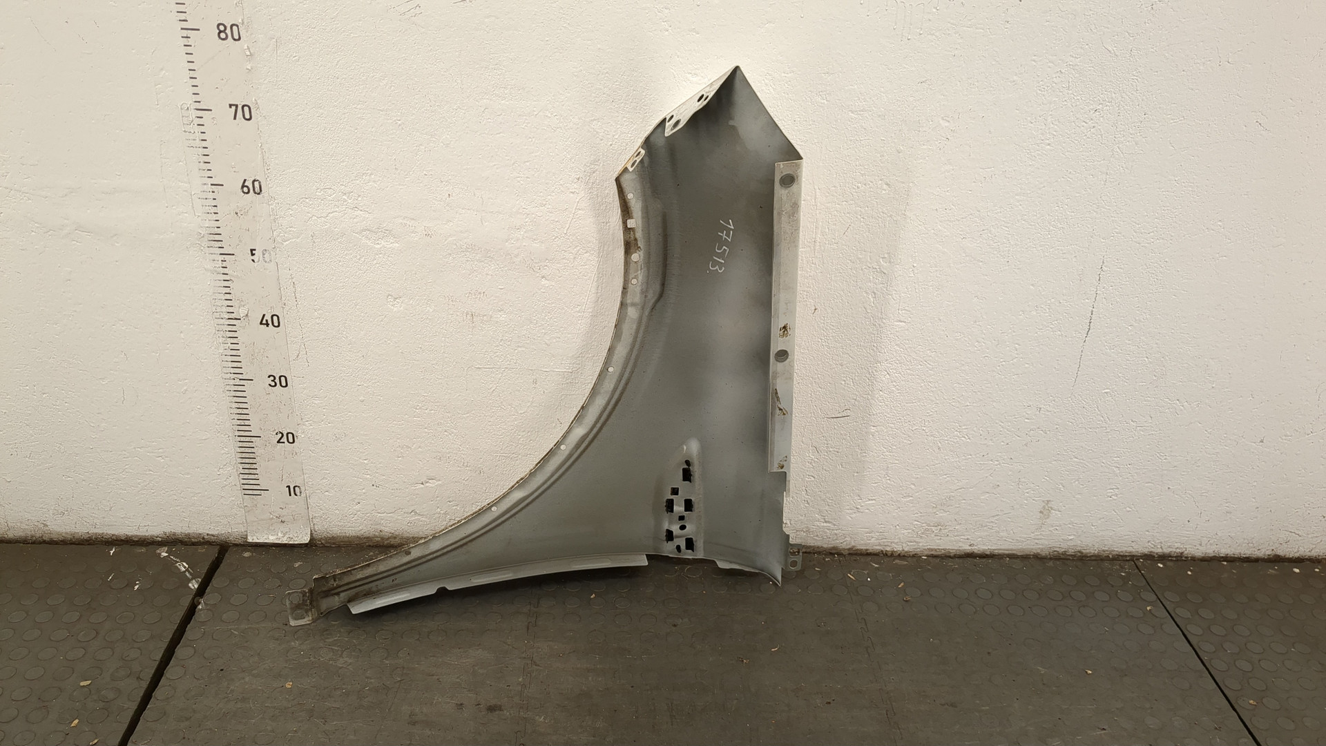 Крыло переднее правое